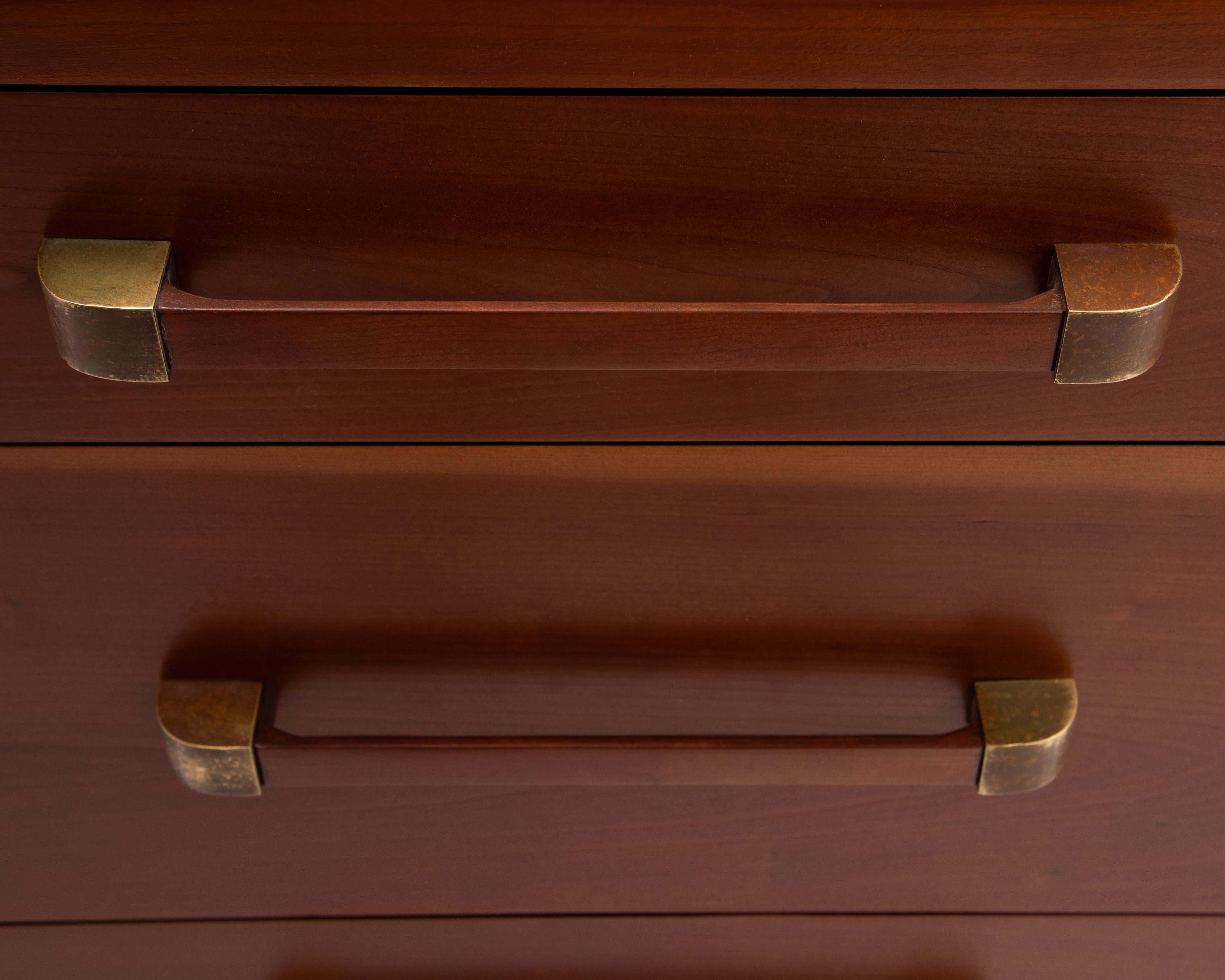 Frühe beeindruckende John Widdicomb Cherry Messing Fünf abgestufte Schublade Schublade Kommode im Angebot 4