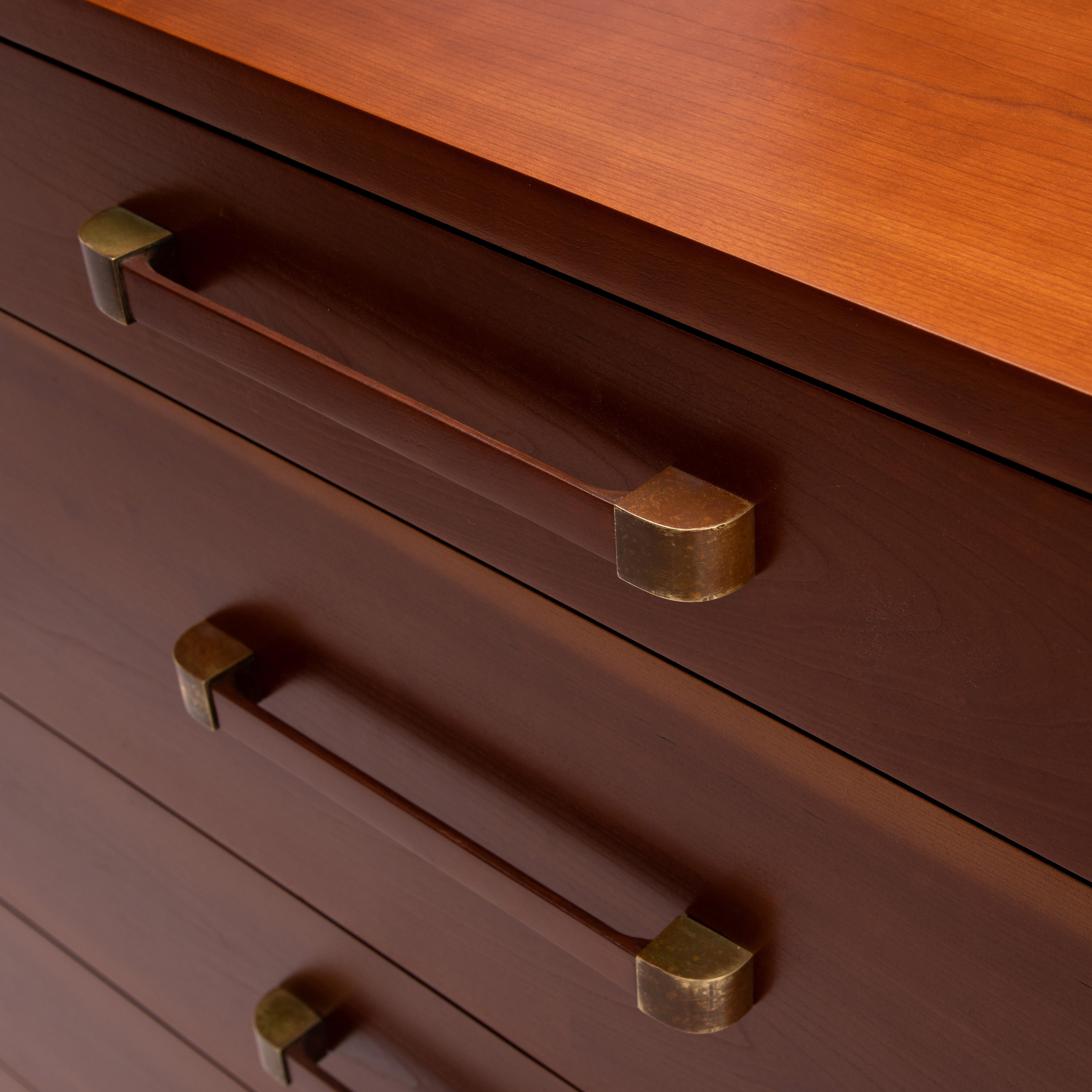 Frühe beeindruckende John Widdicomb Cherry Messing Fünf abgestufte Schublade Schublade Kommode im Angebot 5