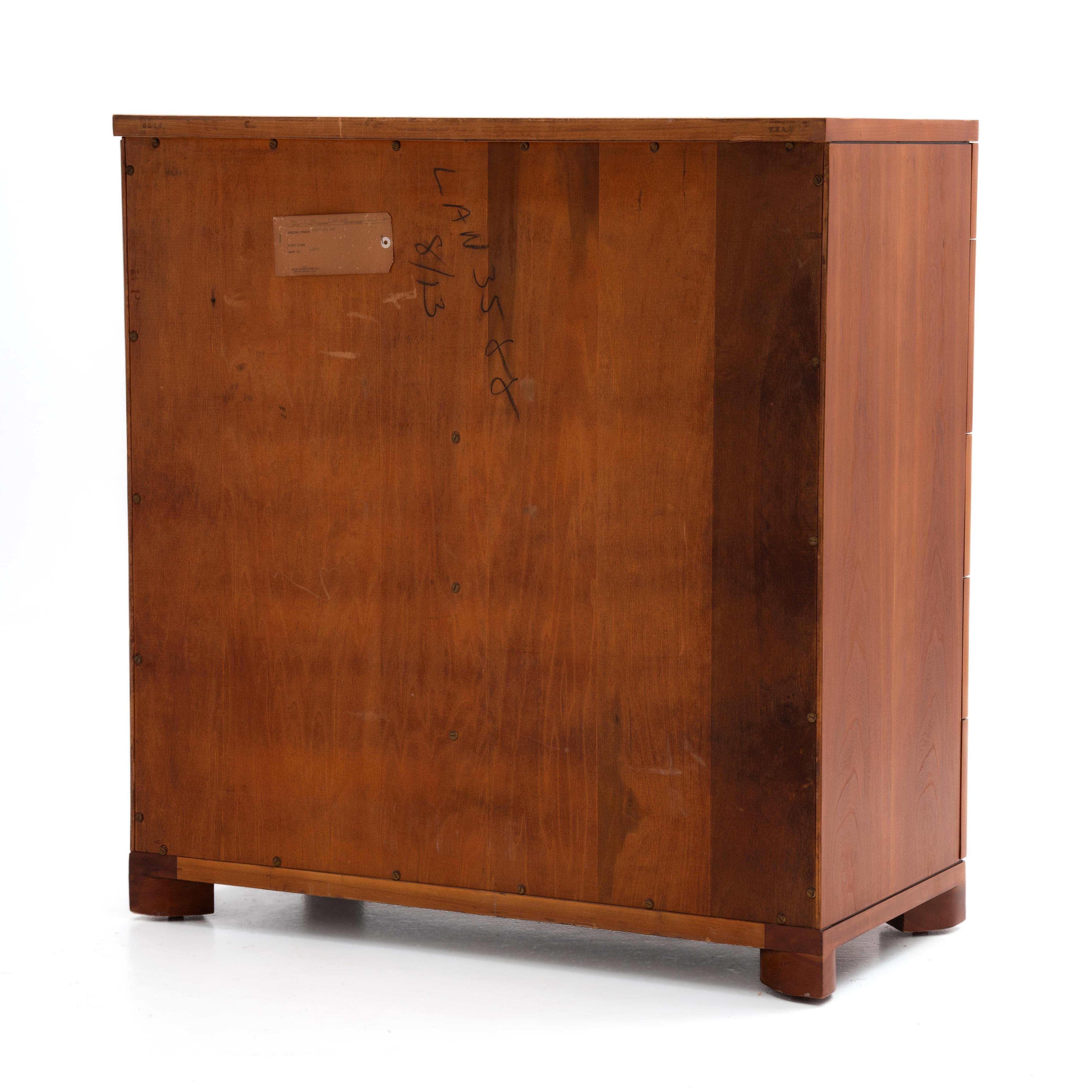 Frühe beeindruckende John Widdicomb Cherry Messing Fünf abgestufte Schublade Schublade Kommode (Moderne der Mitte des Jahrhunderts) im Angebot