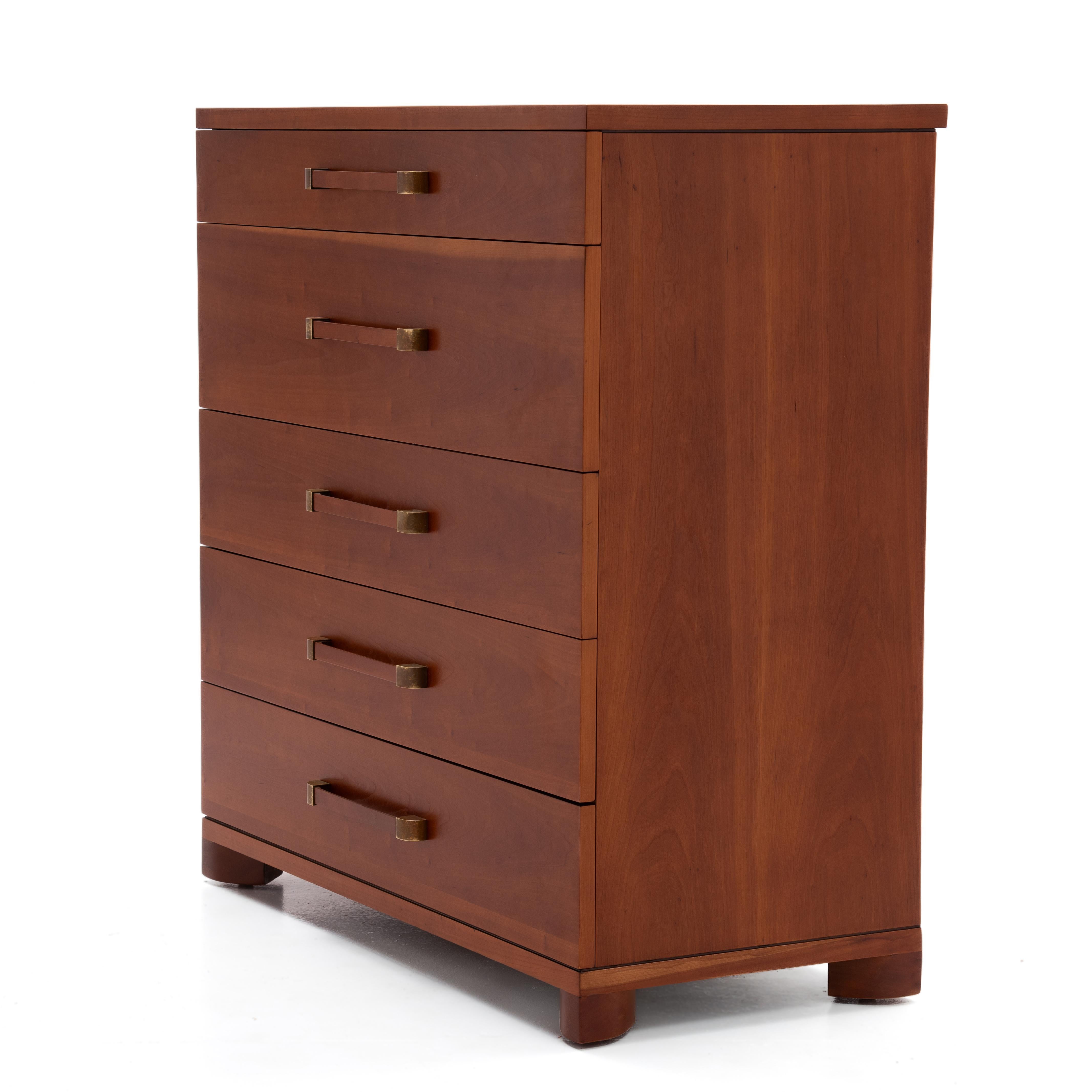 Frühe beeindruckende John Widdicomb Cherry Messing Fünf abgestufte Schublade Schublade Kommode (amerikanisch) im Angebot