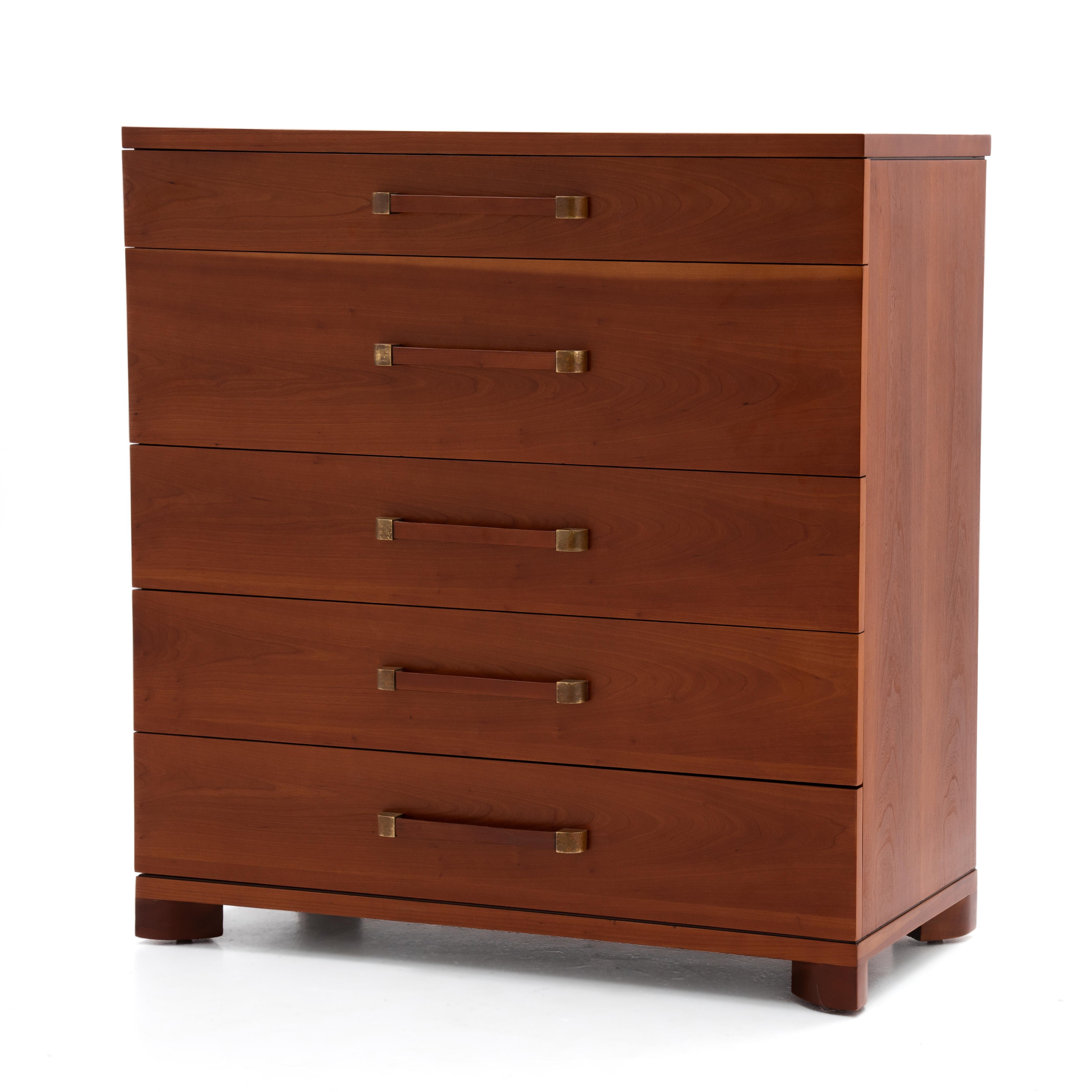 Frühe beeindruckende John Widdicomb Cherry Messing Fünf abgestufte Schublade Schublade Kommode im Zustand „Gut“ im Angebot in Forest Grove, PA