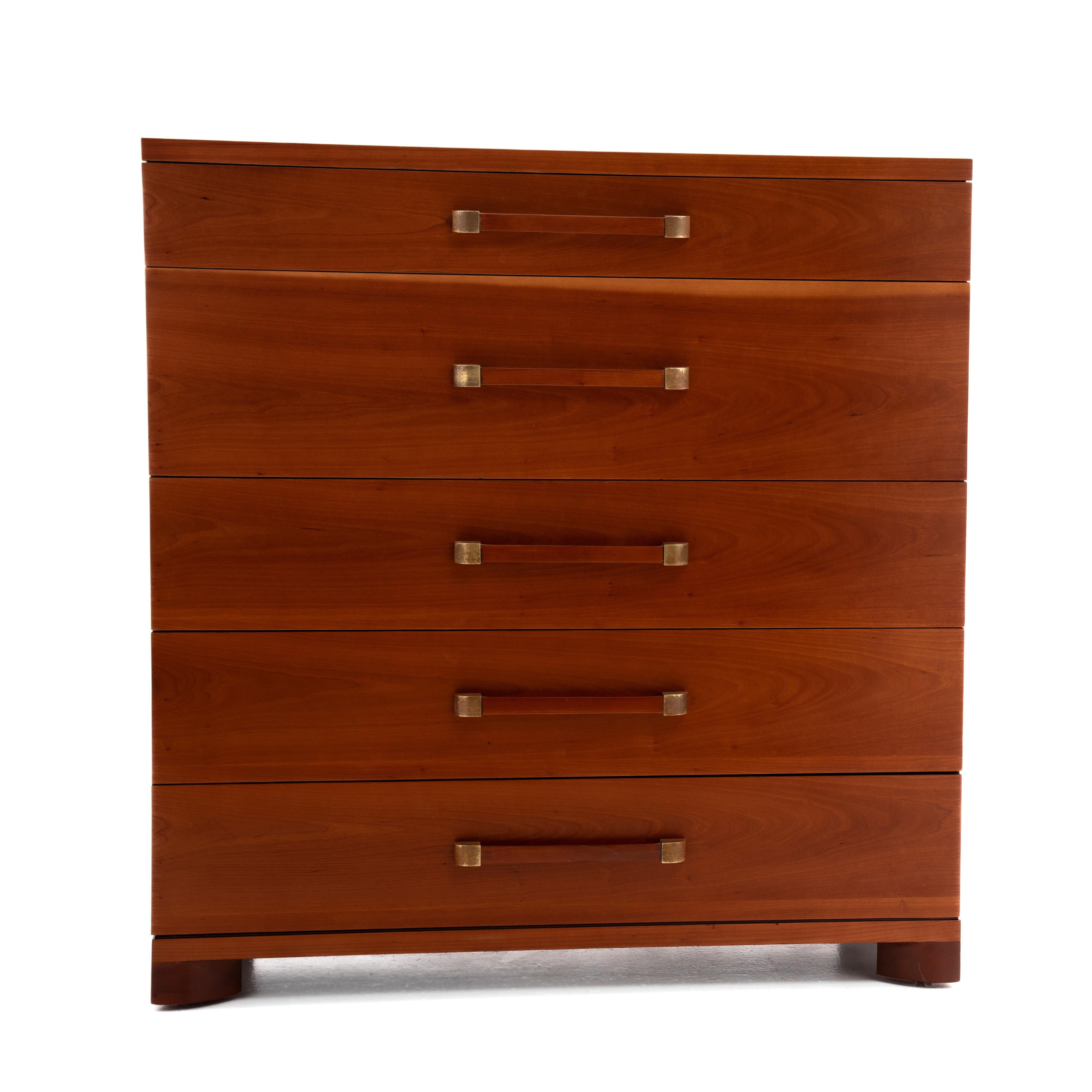 Frühe beeindruckende John Widdicomb Cherry Messing Fünf abgestufte Schublade Schublade Kommode (Mitte des 20. Jahrhunderts) im Angebot