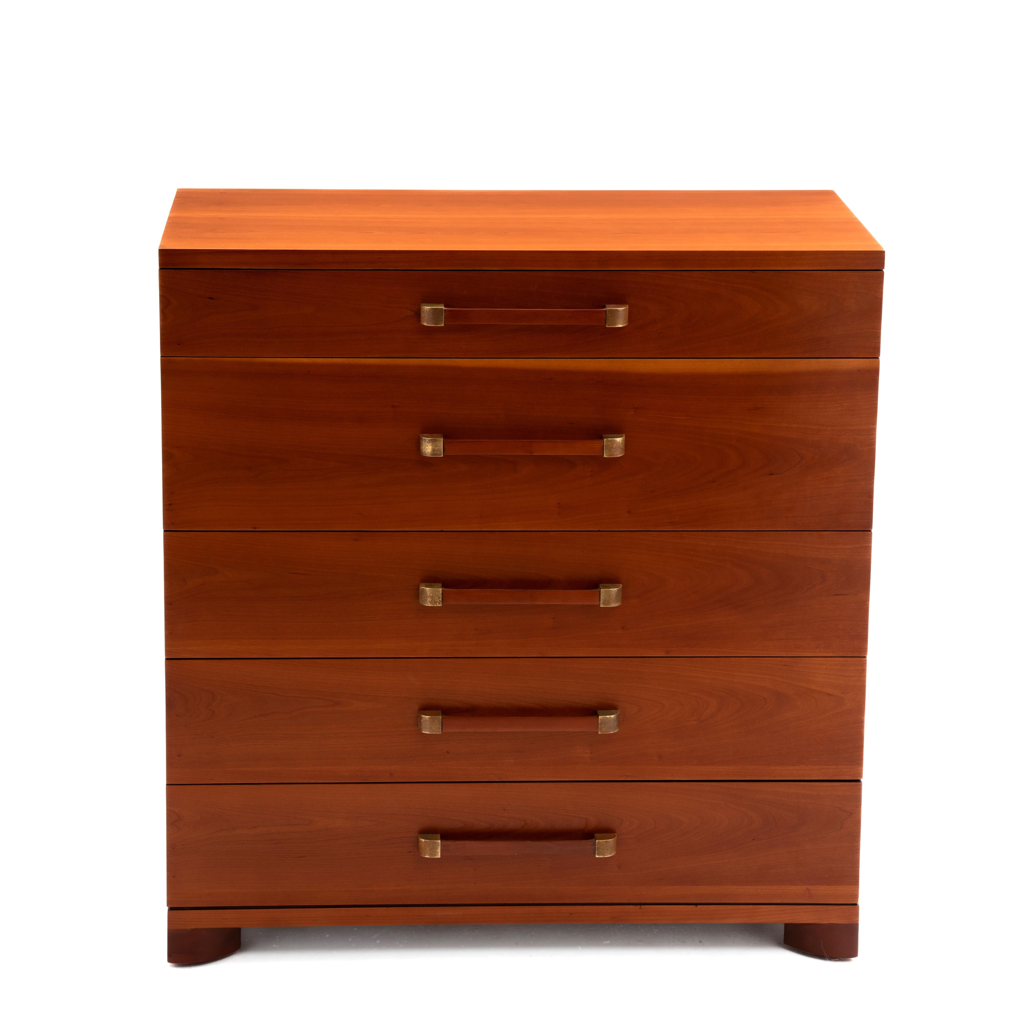 Frühe beeindruckende John Widdicomb Cherry Messing Fünf abgestufte Schublade Schublade Kommode im Angebot 1
