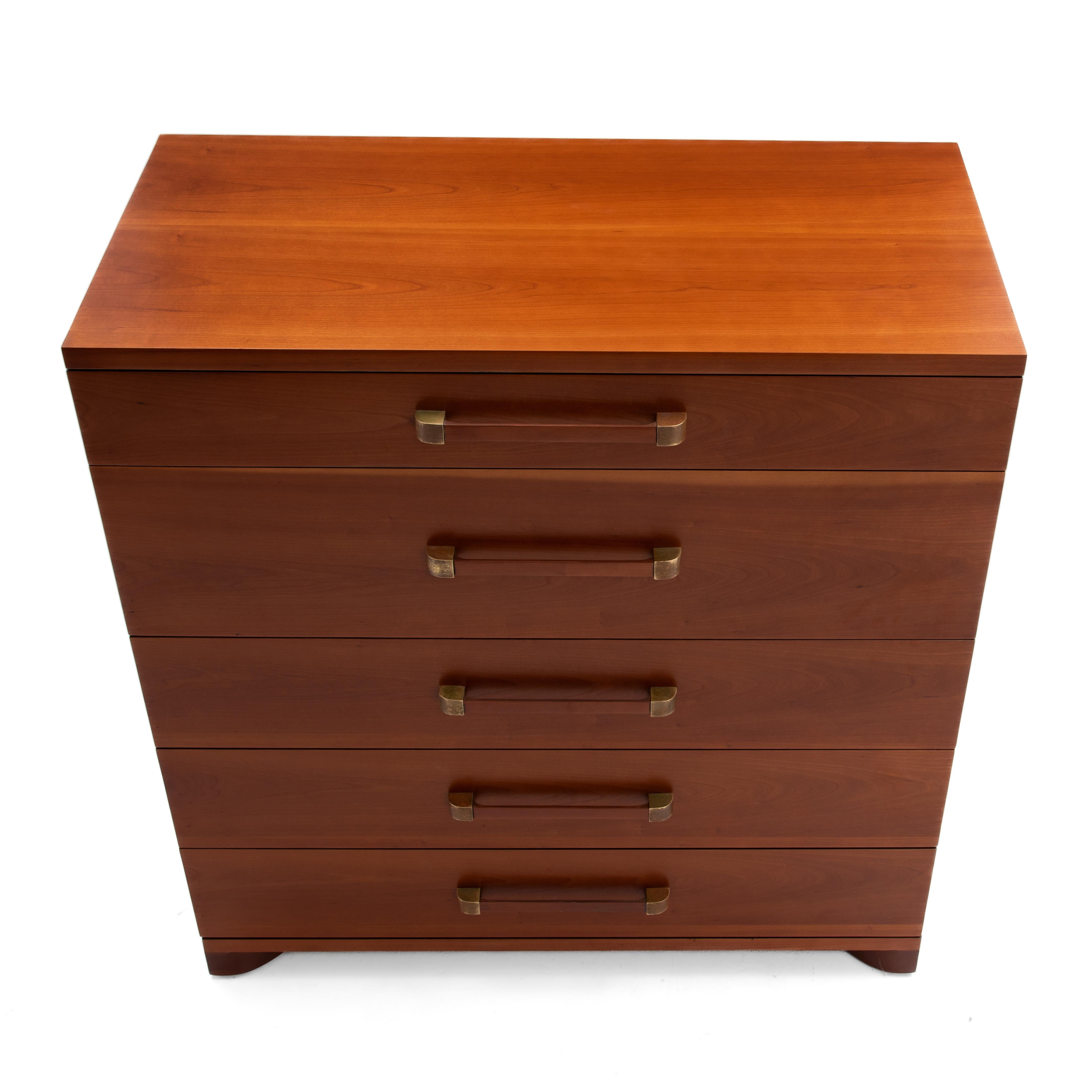 Frühe beeindruckende John Widdicomb Cherry Messing Fünf abgestufte Schublade Schublade Kommode im Angebot 2