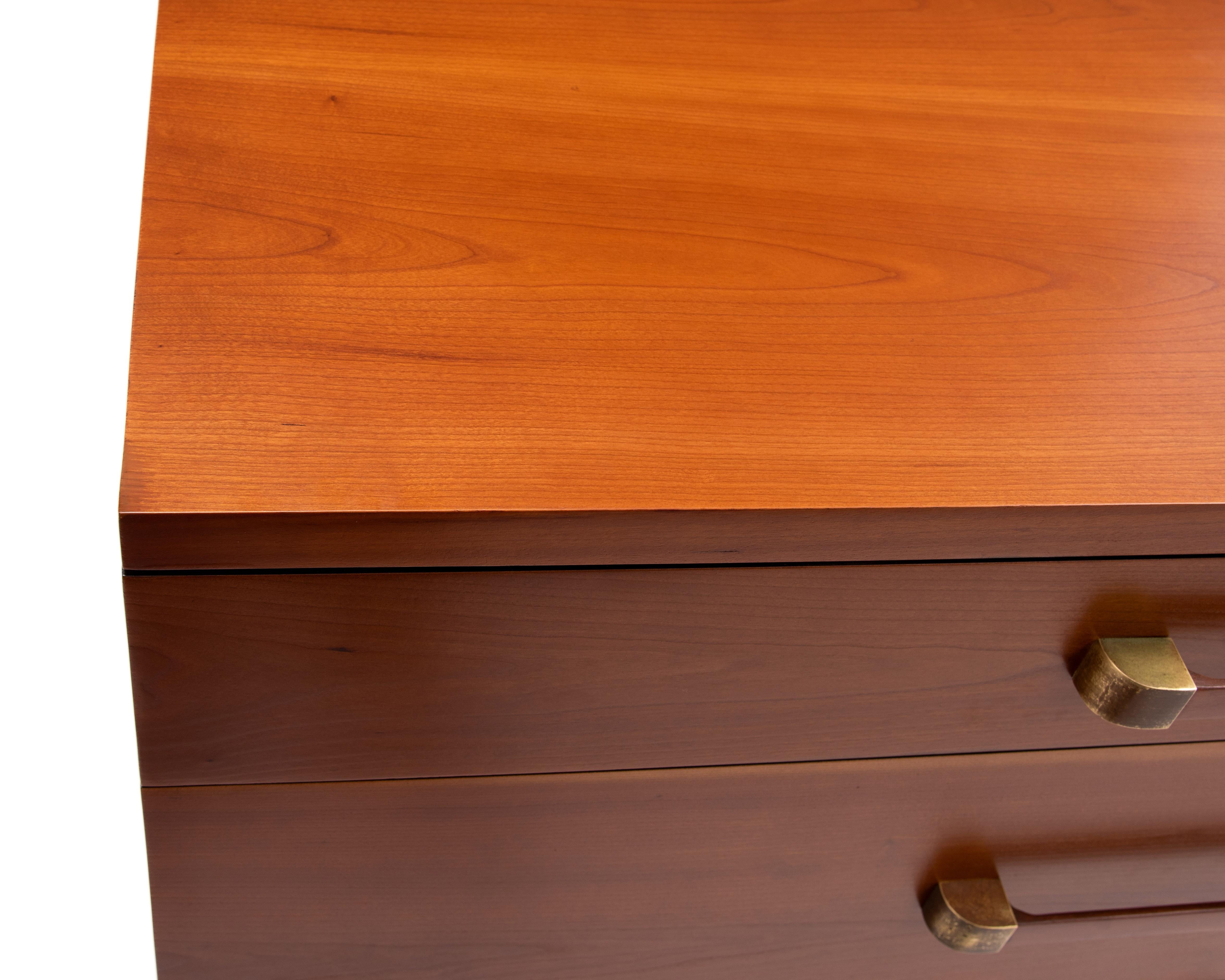 Frühe beeindruckende John Widdicomb Cherry Messing Fünf abgestufte Schublade Schublade Kommode im Angebot 3
