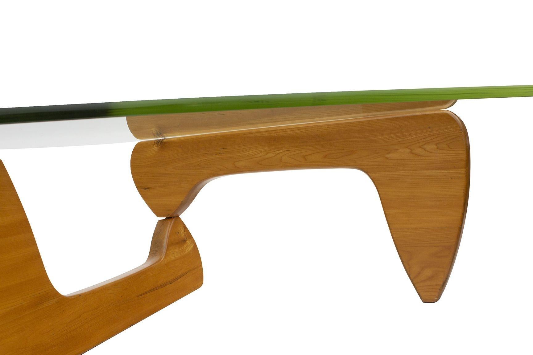 Américain Table basse avec verre vert Isamu Noguchi, début IN-50 en vente