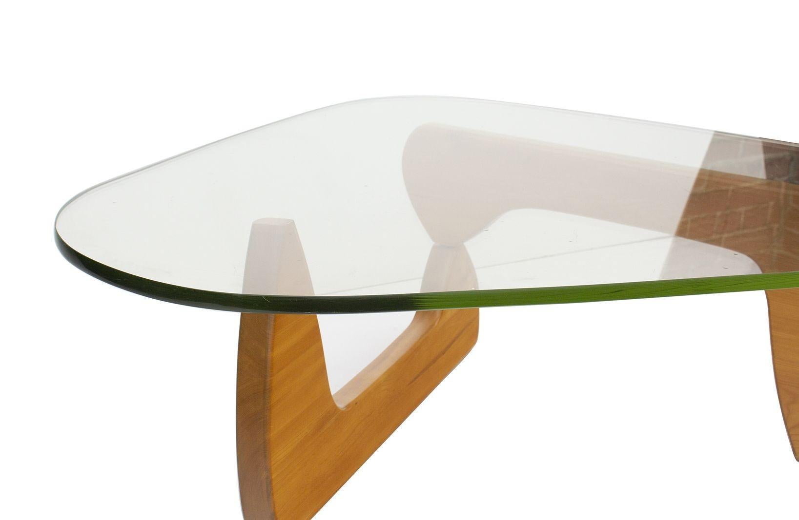 Early IN-50 Coffee Table with Green Glass by Isamu Noguchi In Fair Condition For Sale In Grand Rapids, MI