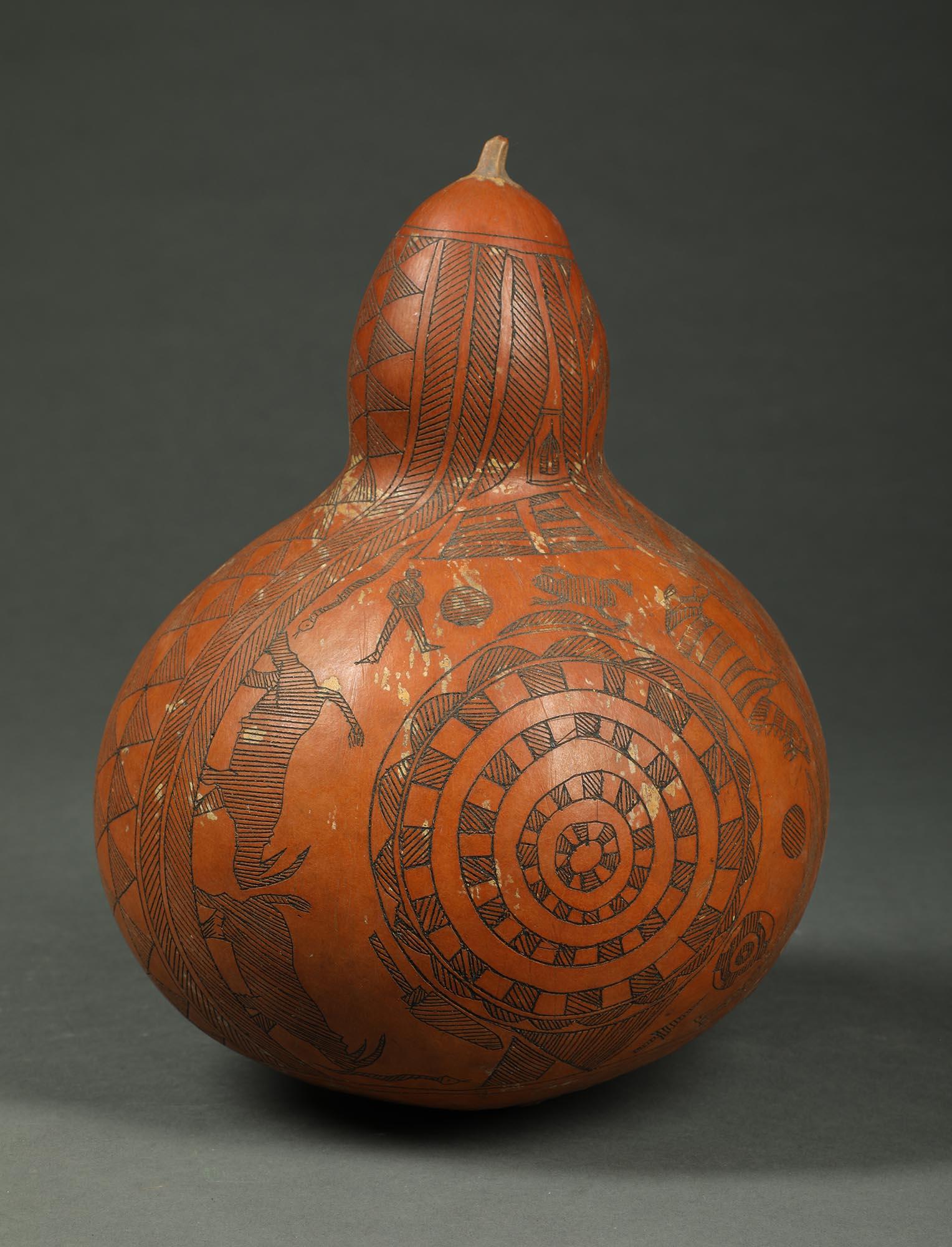 Sonajero antiguo de calabaza tallada incisa del Congo África Hombre Cebra Cocodrilo Rinoceronte Congoleño en venta