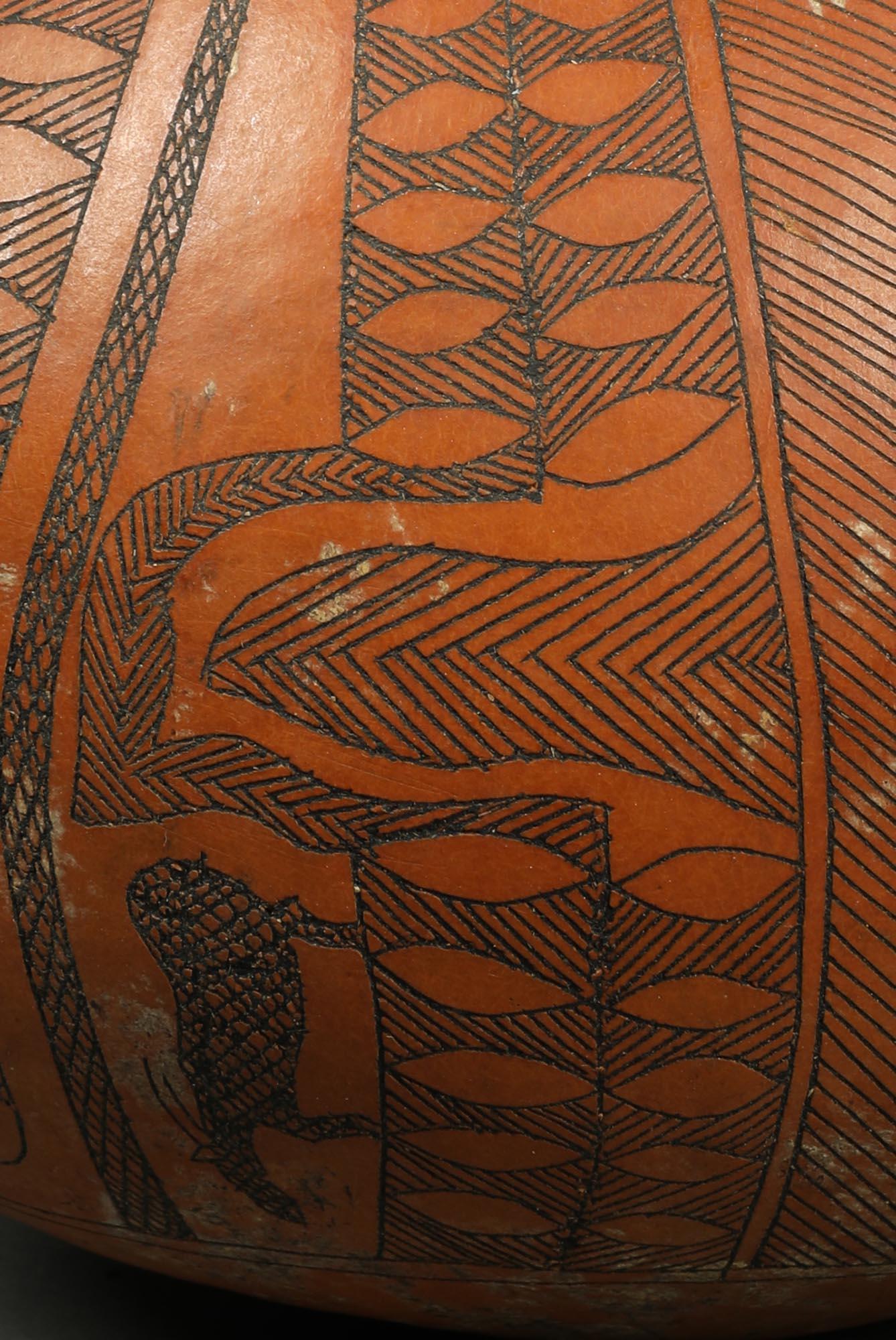 Sonajero antiguo de calabaza tallada incisa del Congo África Hombre Cebra Cocodrilo Rinoceronte Madera en venta