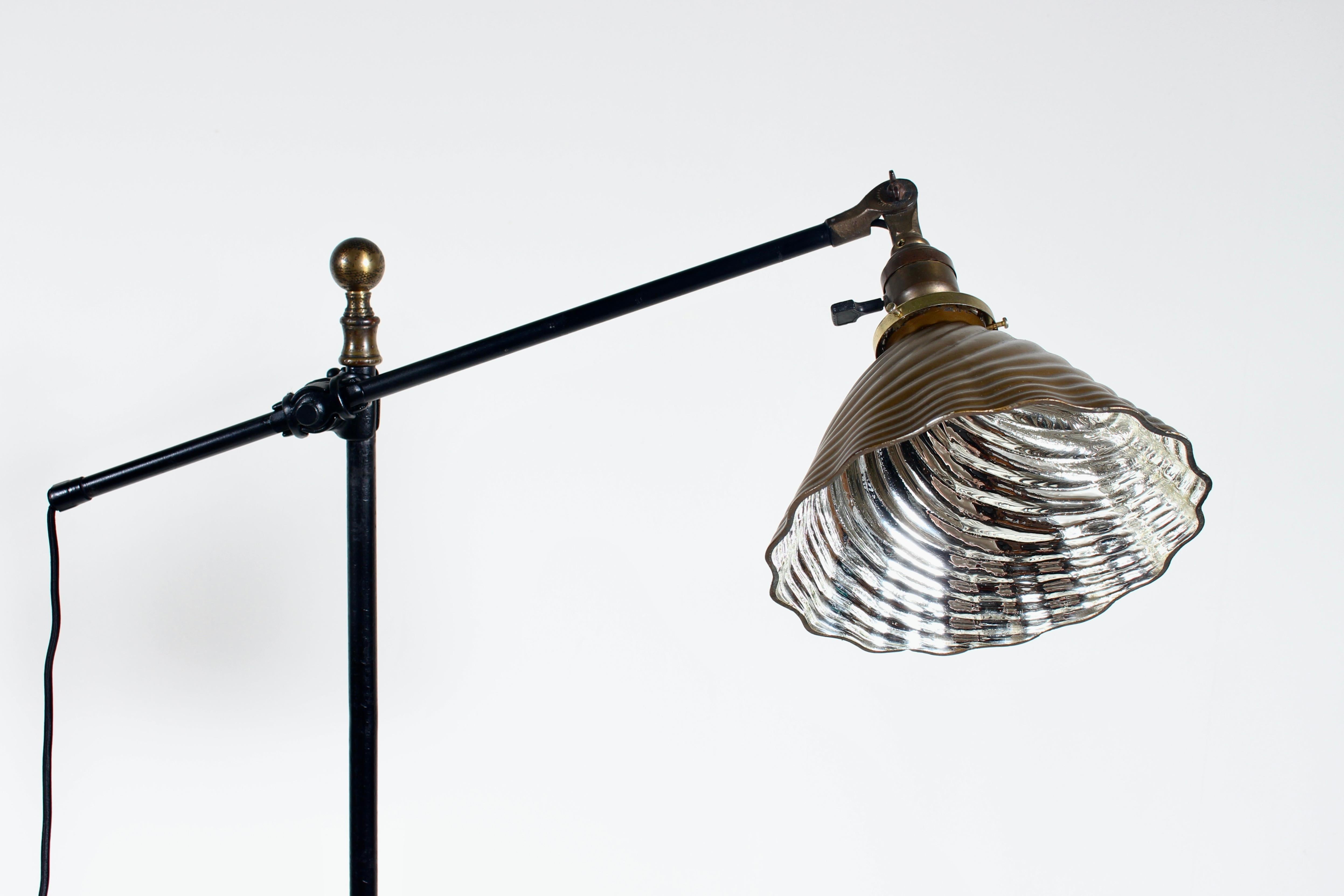 Frühe bewegliche O. C. Stehlampe aus weißem Eisen und Messing + Quecksilberglasschirm mit Armlehne im Angebot 7