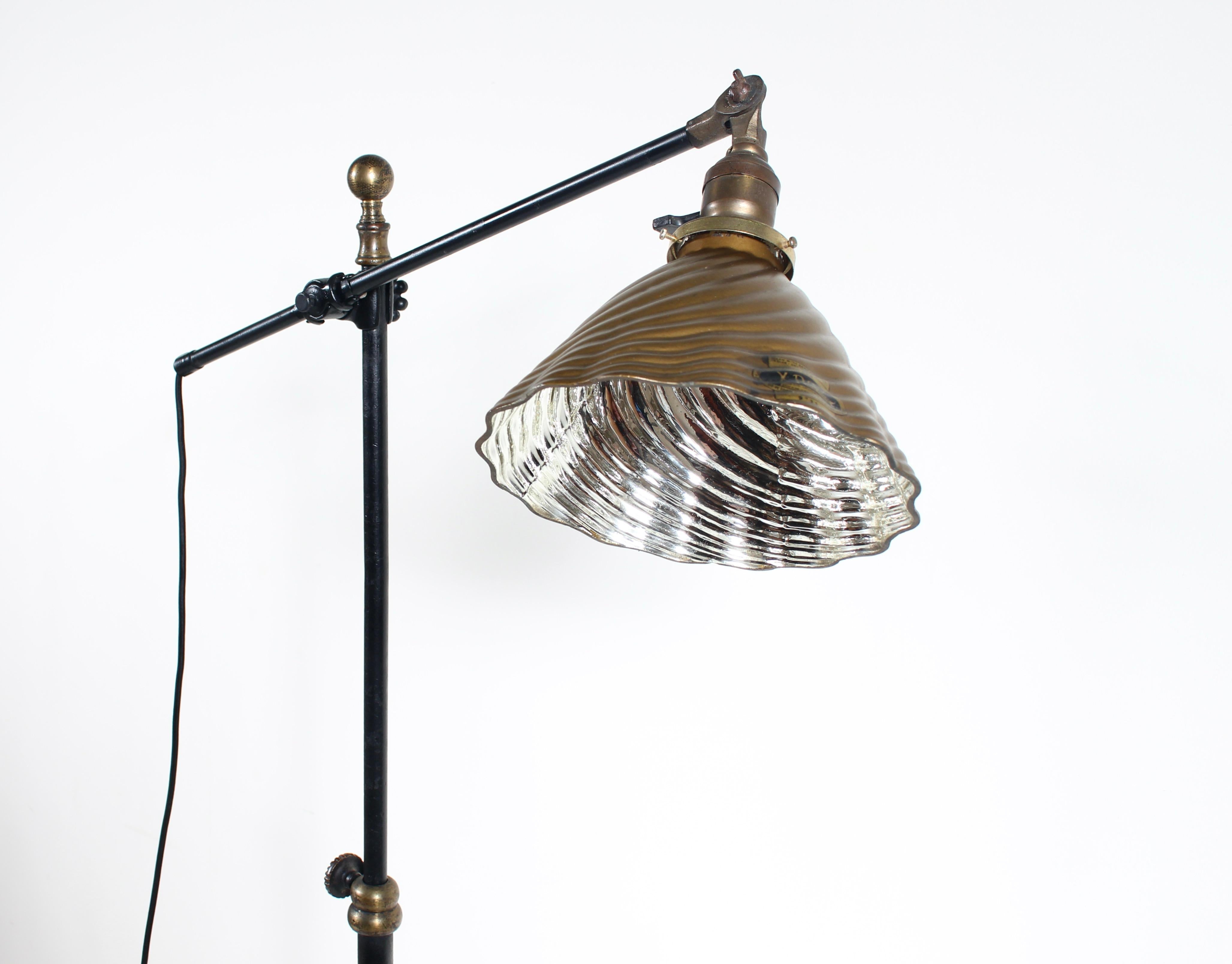 Frühe bewegliche O. C. Stehlampe aus weißem Eisen und Messing + Quecksilberglasschirm mit Armlehne im Angebot 9