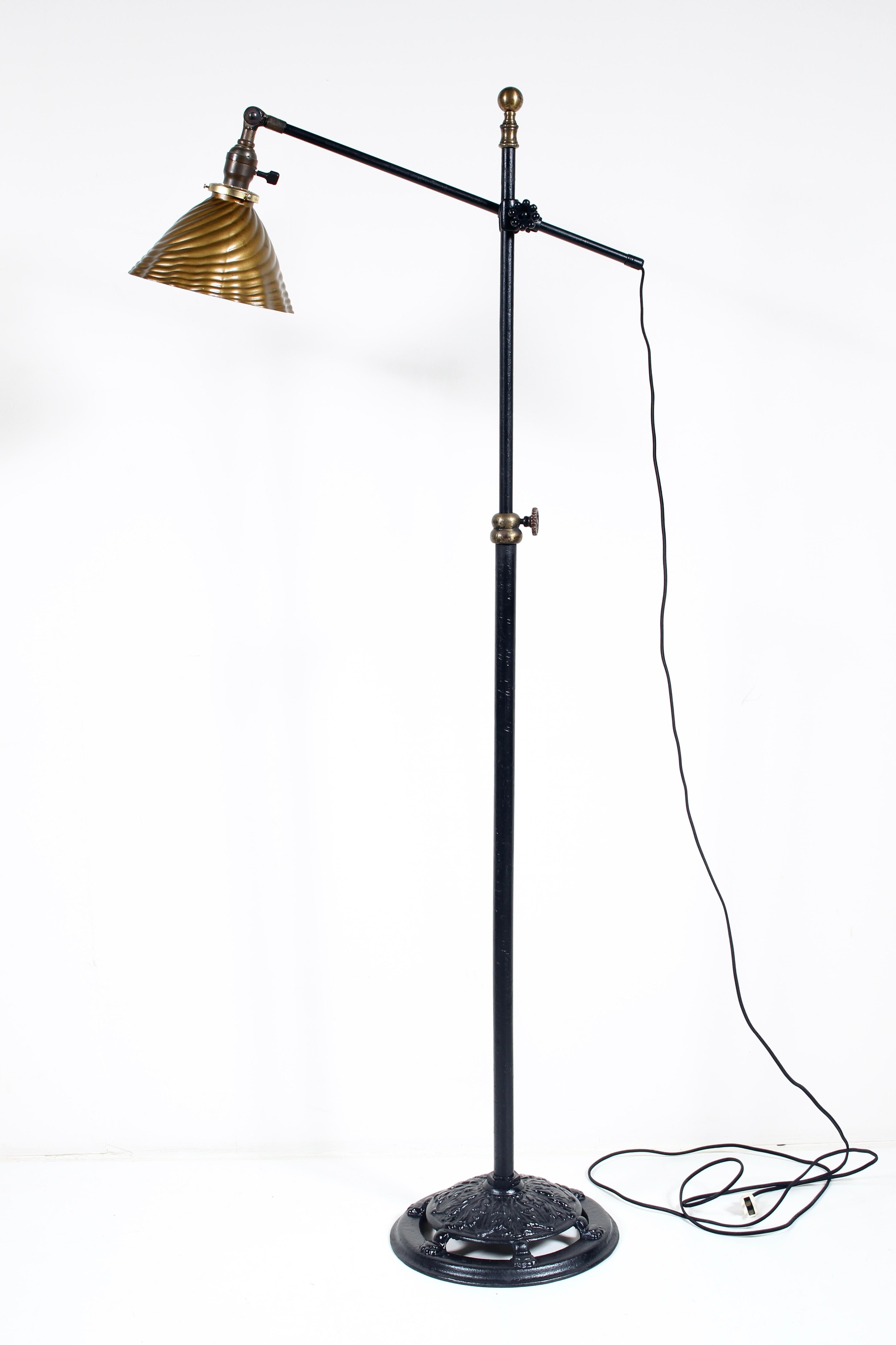 Frühe bewegliche O. C. Stehlampe aus weißem Eisen und Messing + Quecksilberglasschirm mit Armlehne im Angebot 1