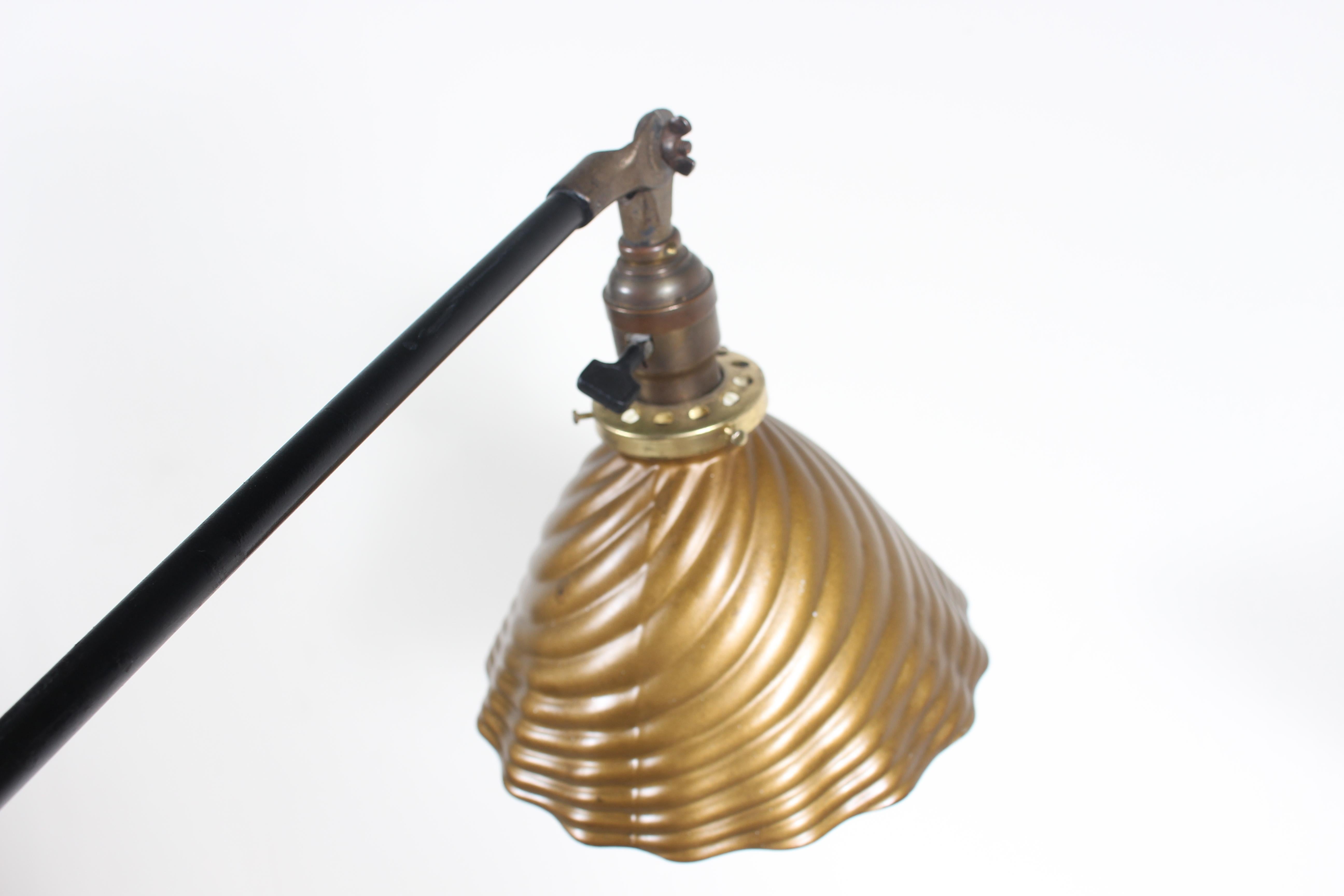 Frühe bewegliche O. C. Stehlampe aus weißem Eisen und Messing + Quecksilberglasschirm mit Armlehne im Angebot 2