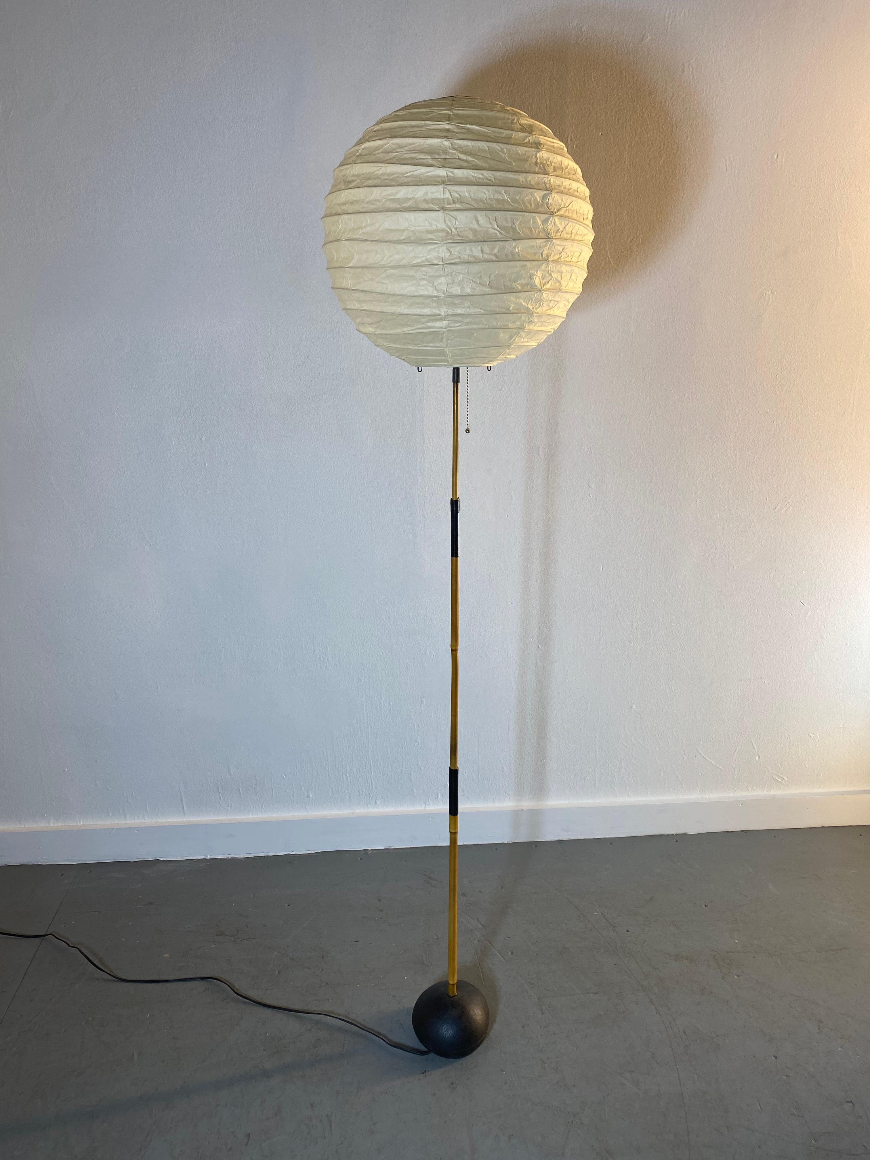 Early Isamu Noguchi Akari Floor Lamp Bb3-50en, Bamboo / Iron. Japan In Good Condition In Buffalo, NY