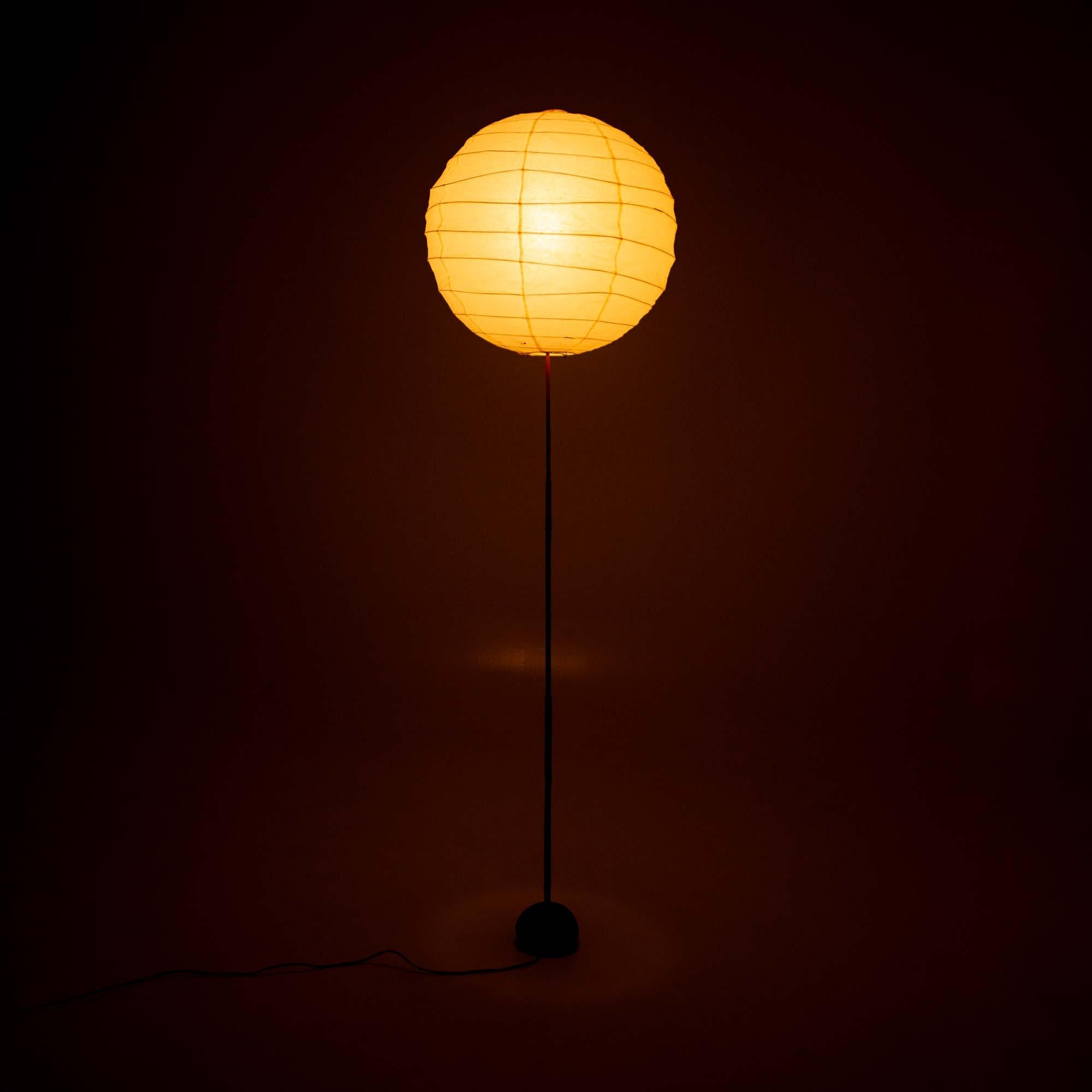 Early Isamu Noguchi Akari Light Sculpture Floor lamp, bb3-55d For Sale 4