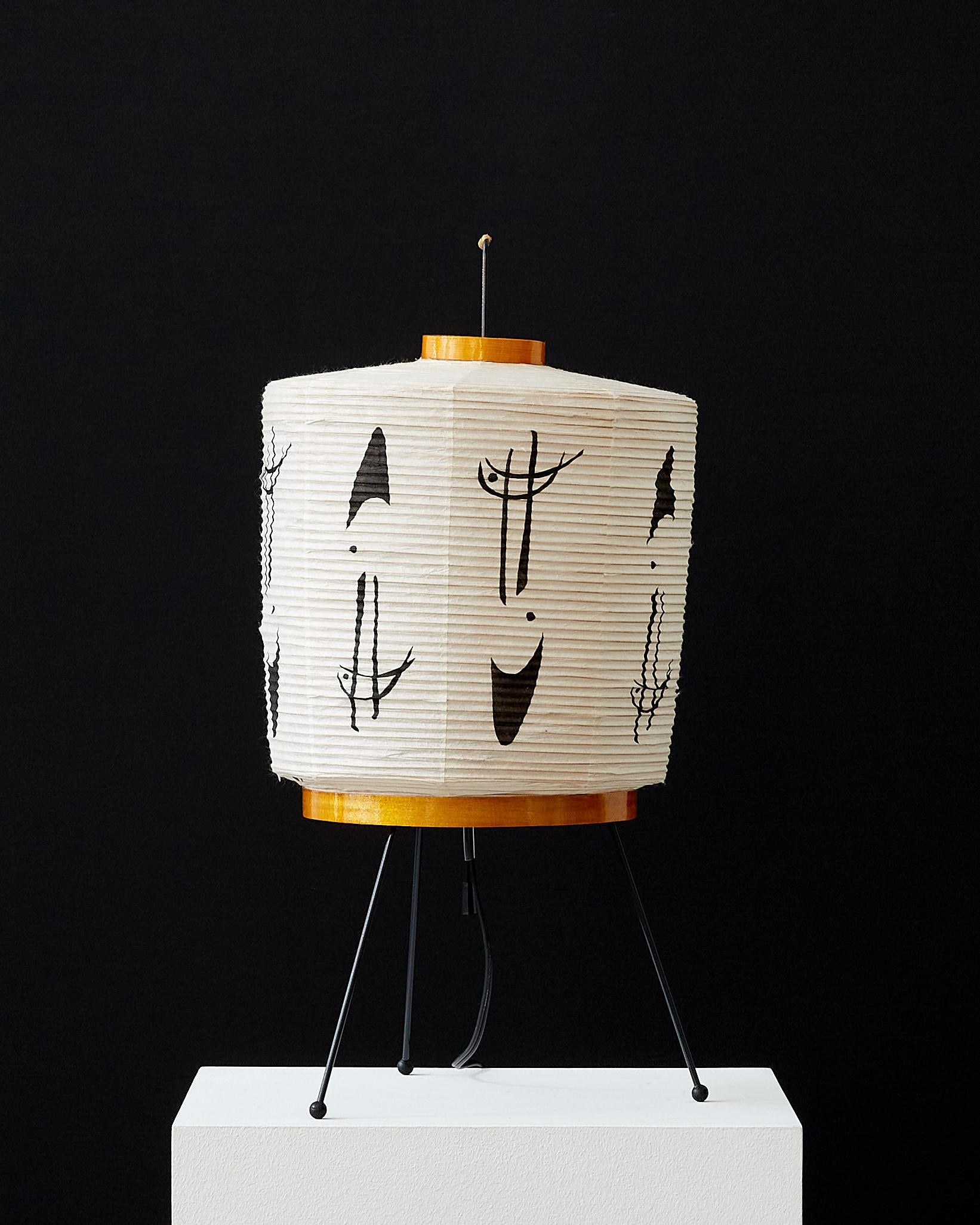 Mid-Century Modern Lampe de bureau Ukai Modèle 2A sculpture lumineuse Isamu Noguchi Akari en vente