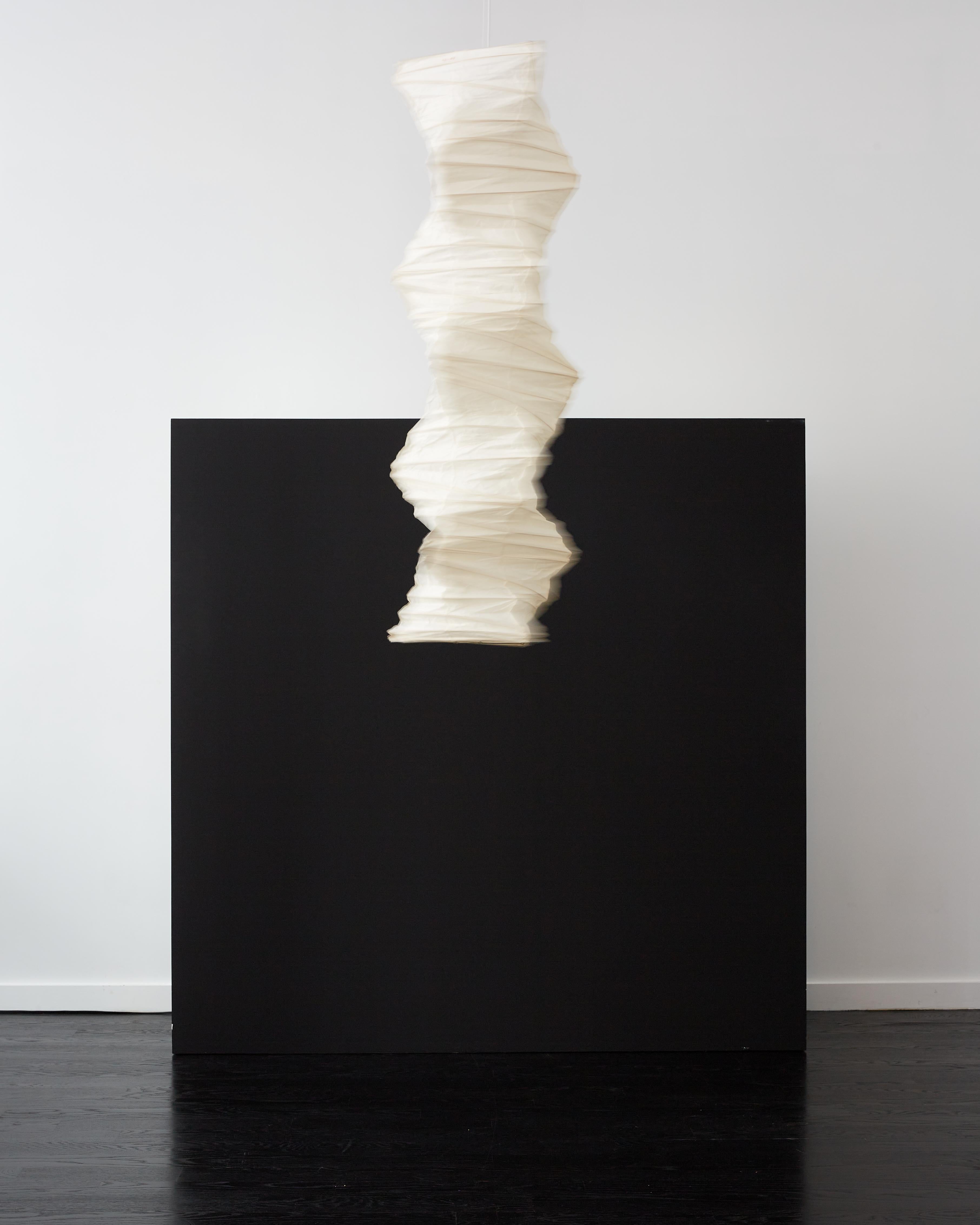 Sculpture lumineuse Akari d'Isamu Noguchi. Modèle 33N.

Modèle précoce, marqué de l'idéogramme emblématique du soleil et de la lune rouges.

Forme fabriquée à la main par Ozeki & Co. Ltd, Gifu, Japon.

La série Akari de Noguchi a commencé en 1951,