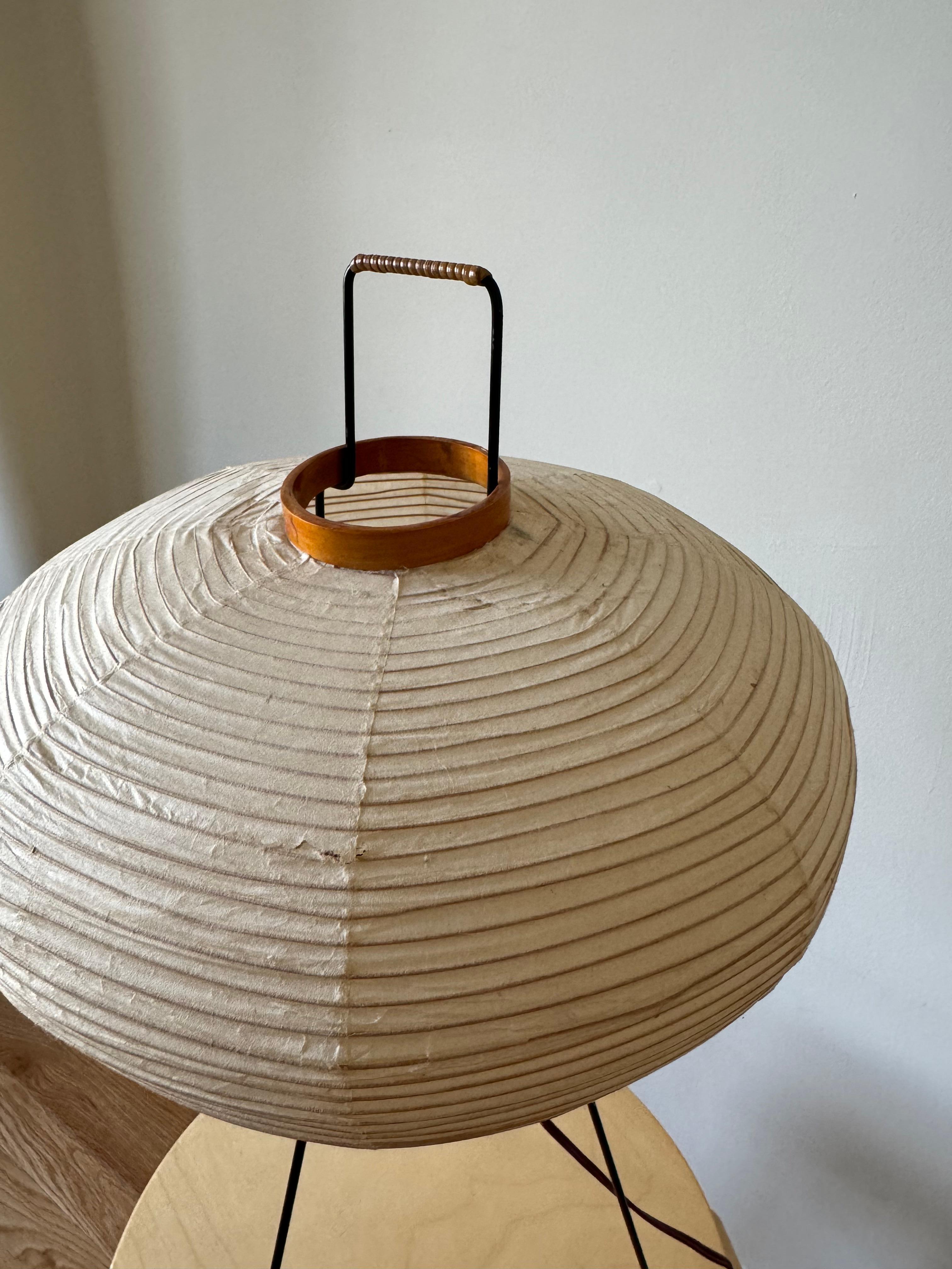 Early Isamu Noguchi Akari Light Sculpture, Model 3A Table Lamp In Fair Condition For Sale In Centreville, VA