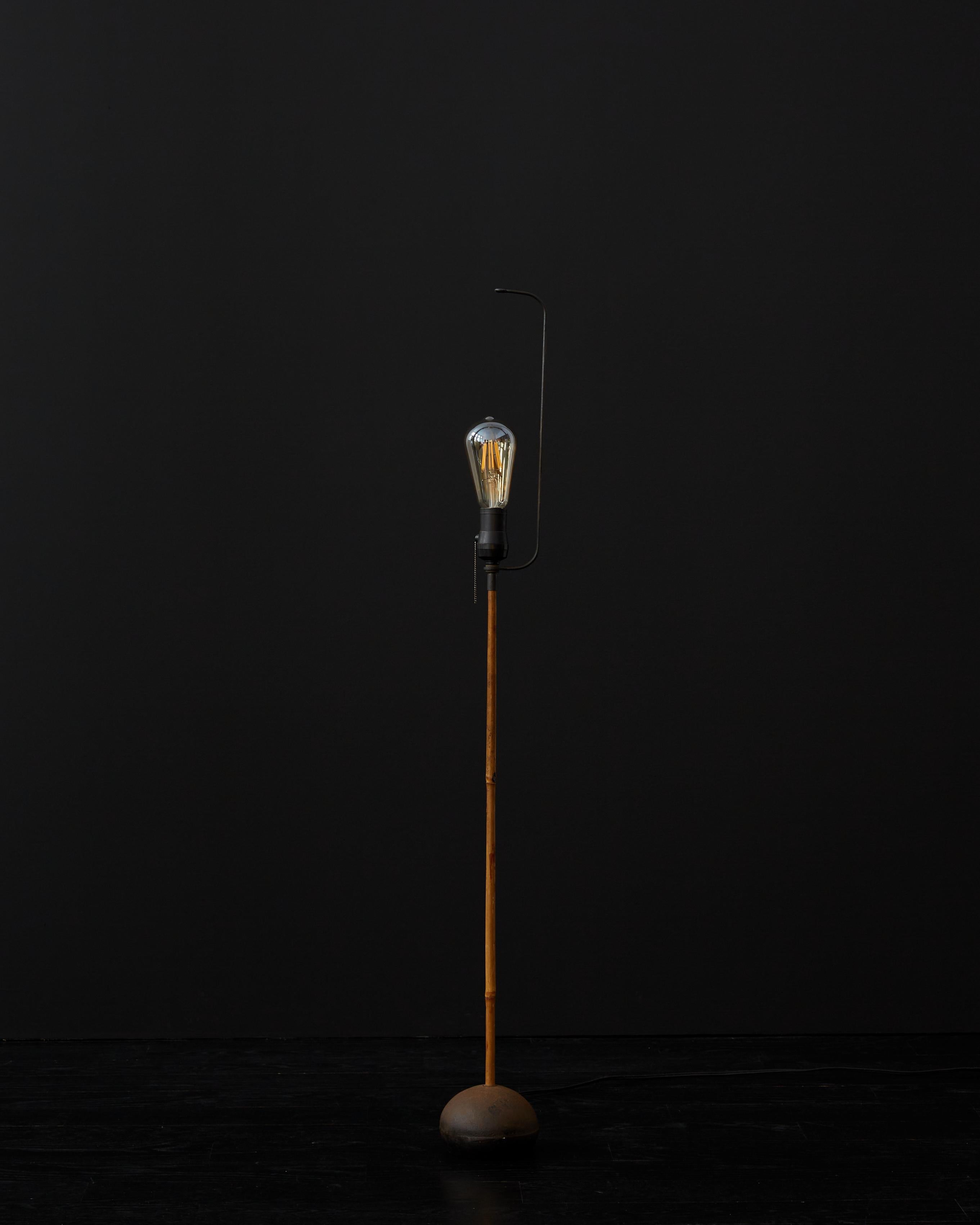 20ième siècle Sculpture lumineuse Akari d'époque Isamu Noguchi, modèle BB2/20A, Globe Bamboo Stand en vente