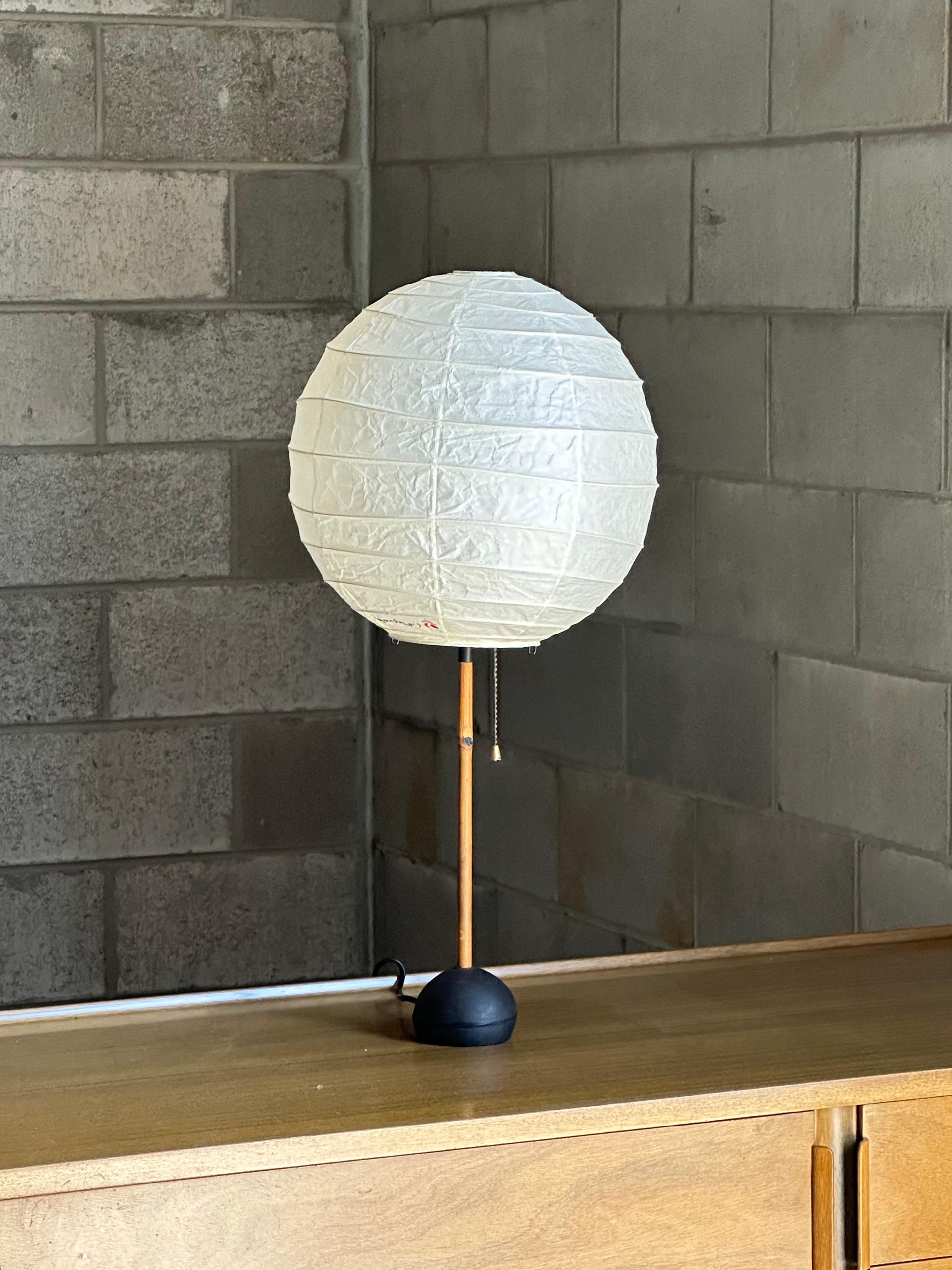 Early Isamu Noguchi Akari Table Lamp BB1-30dd In Good Condition In St.Petersburg, FL