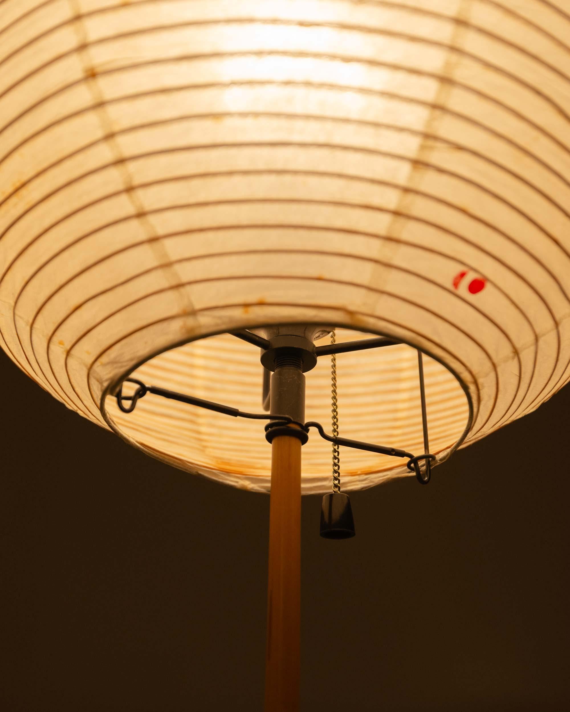 Early Isamu Noguchi Akari Table Lamps BB1 with 30A shade For Sale 7