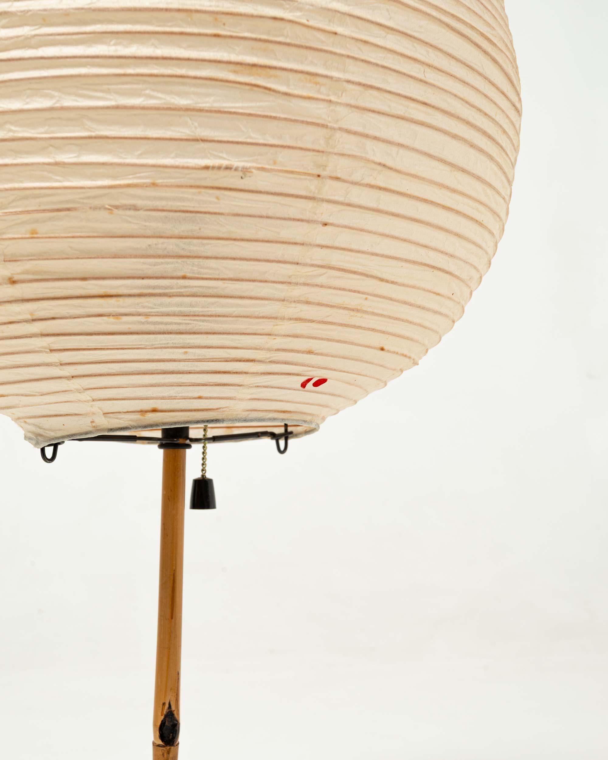 Japanese Early Isamu Noguchi Akari Table Lamps BB1 with 30A shade For Sale