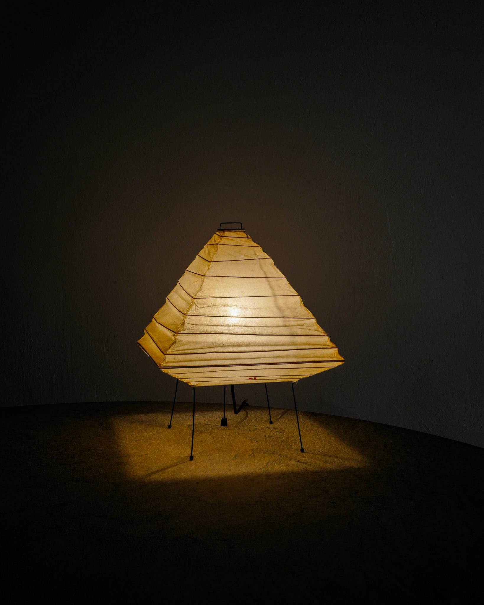 Lampada da scrivania/tavolo in carta e metallo 