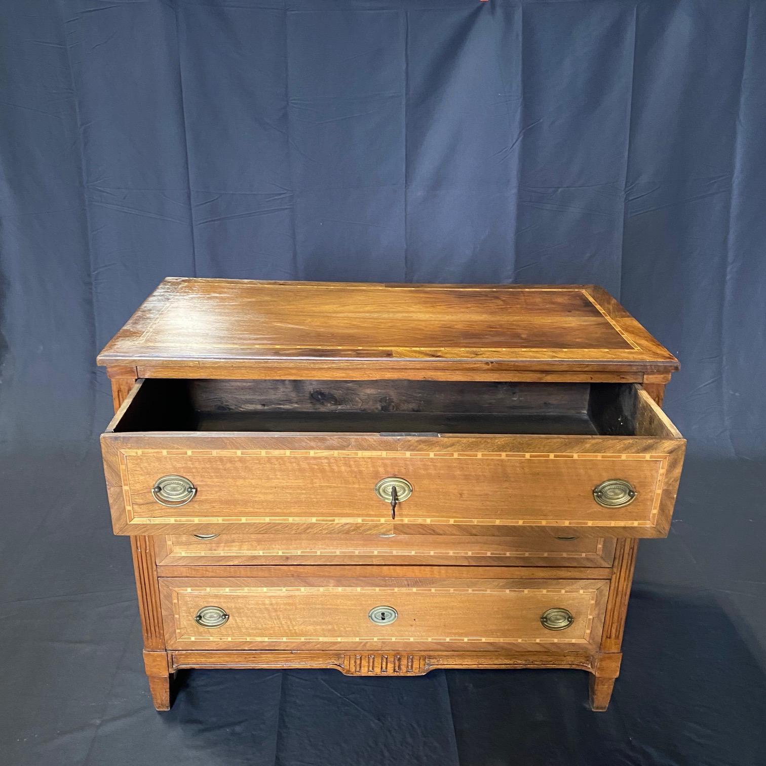 Early Italian 19th Century Inlaid Walnut and Fruitwood Commode Chest of Drawers In Good Condition In Hopewell, NJ