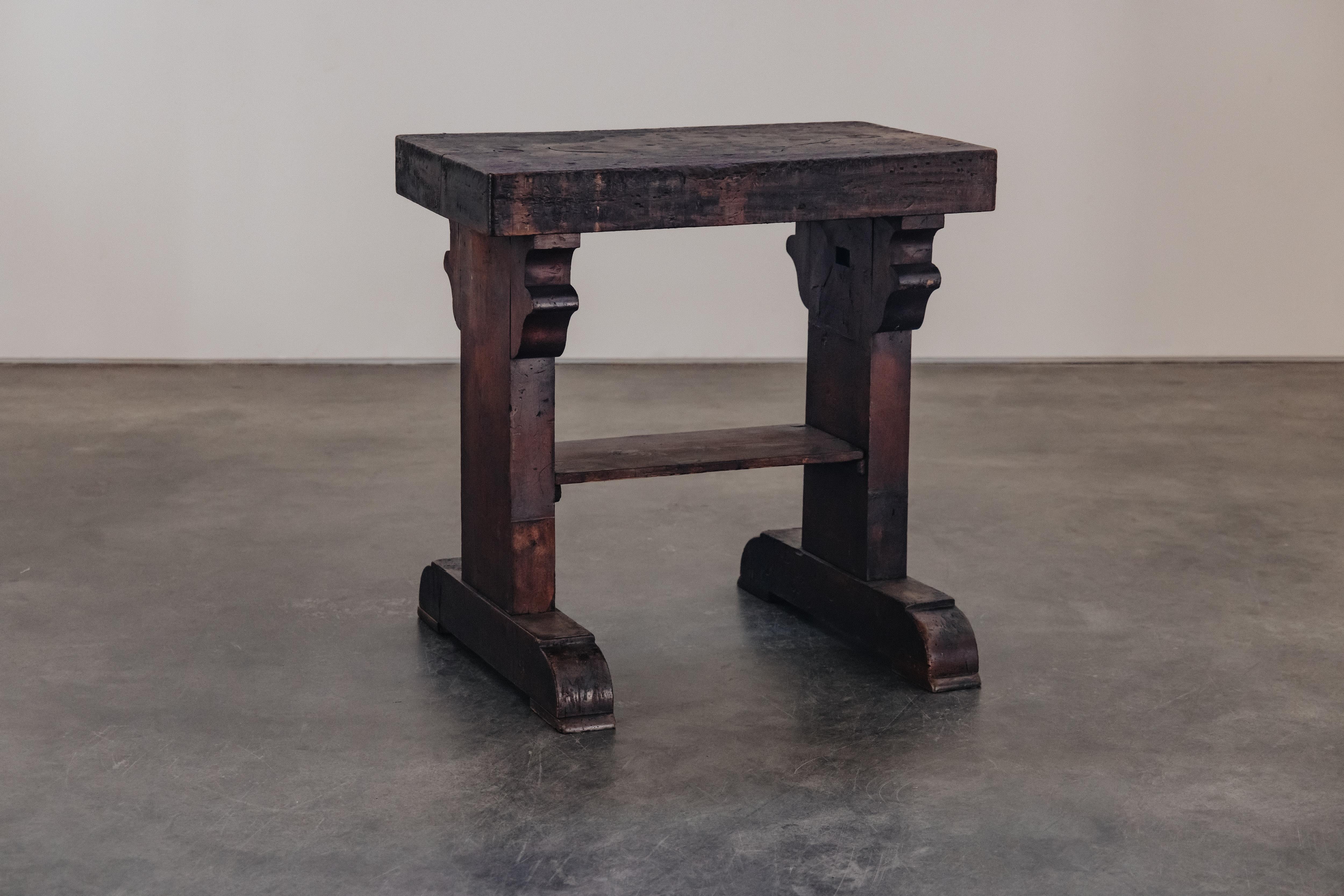 Frühe italienische Atelierkonsole, CIRCA 1850.  Massive Nussbaumkonstruktion mit hervorragender Patina und Abnutzung.