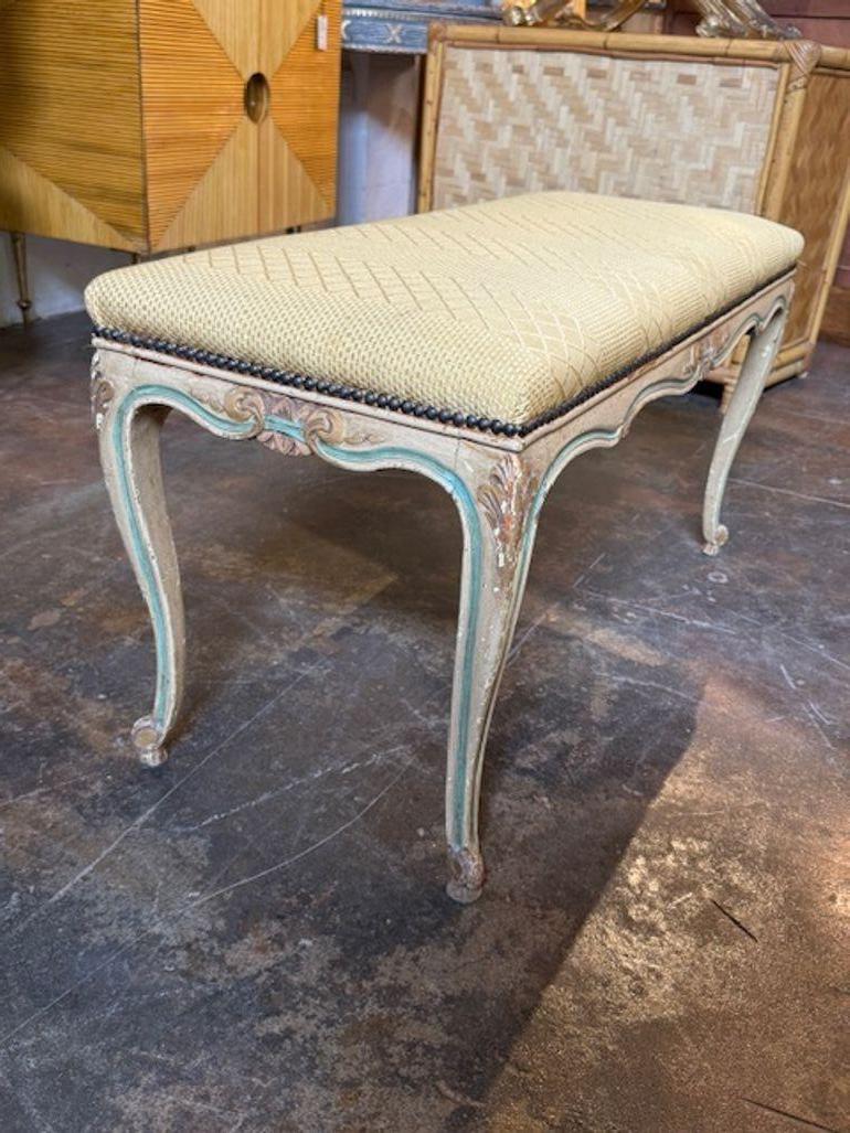 Banc italien du début du XXe siècle, sculpté et peint. Vous explorez une pièce qui allie artisanat, histoire et charme décoratif. Les bancs italiens sculptés et peints du début du XXe siècle offrent un riche mélange d'élégance néoclassique et d'art