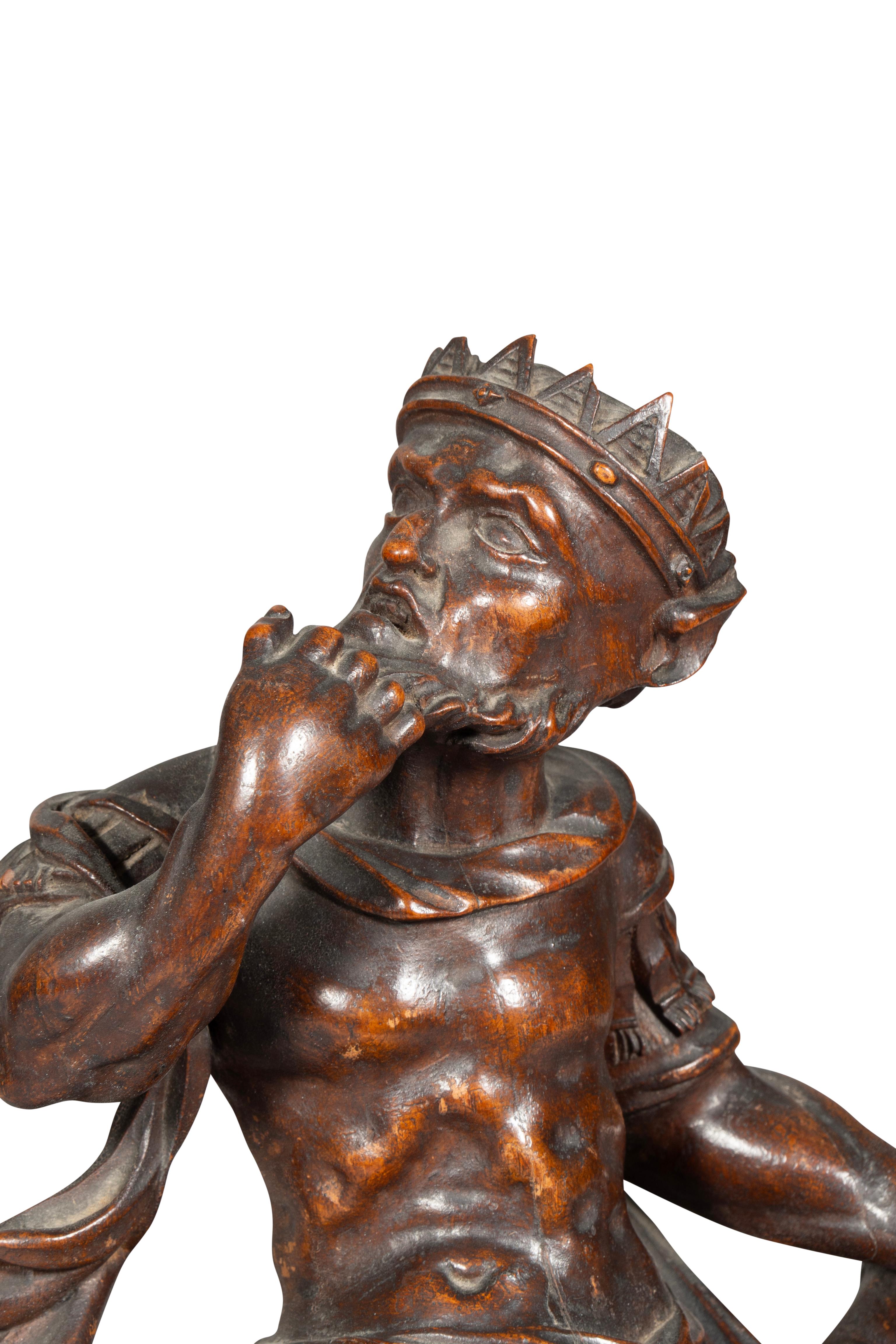 Figure sculptée italienne ancienne d'un roi assis en vente 4