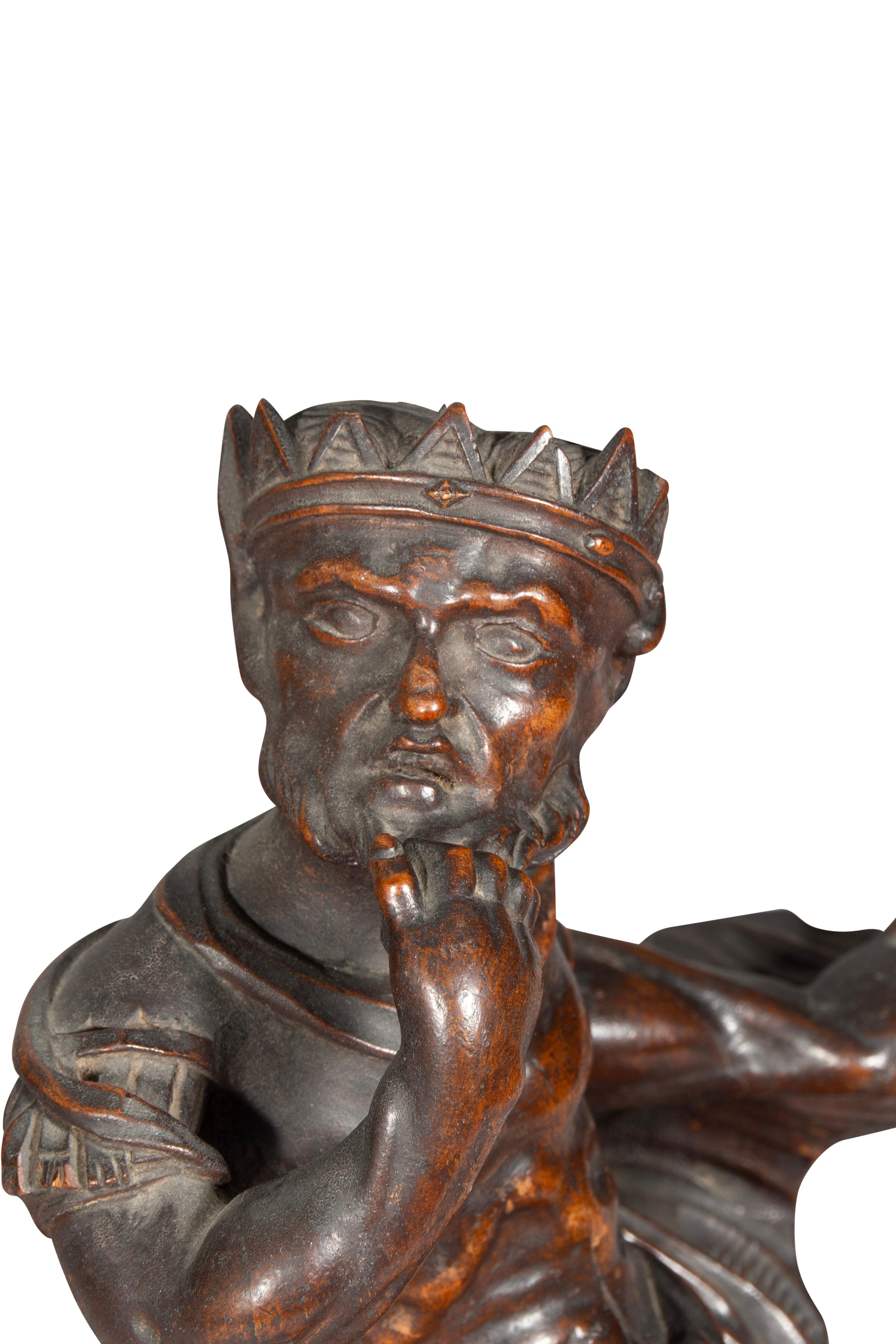 Frühe italienische geschnitzte Figur eines sitzenden Königs im Angebot 4