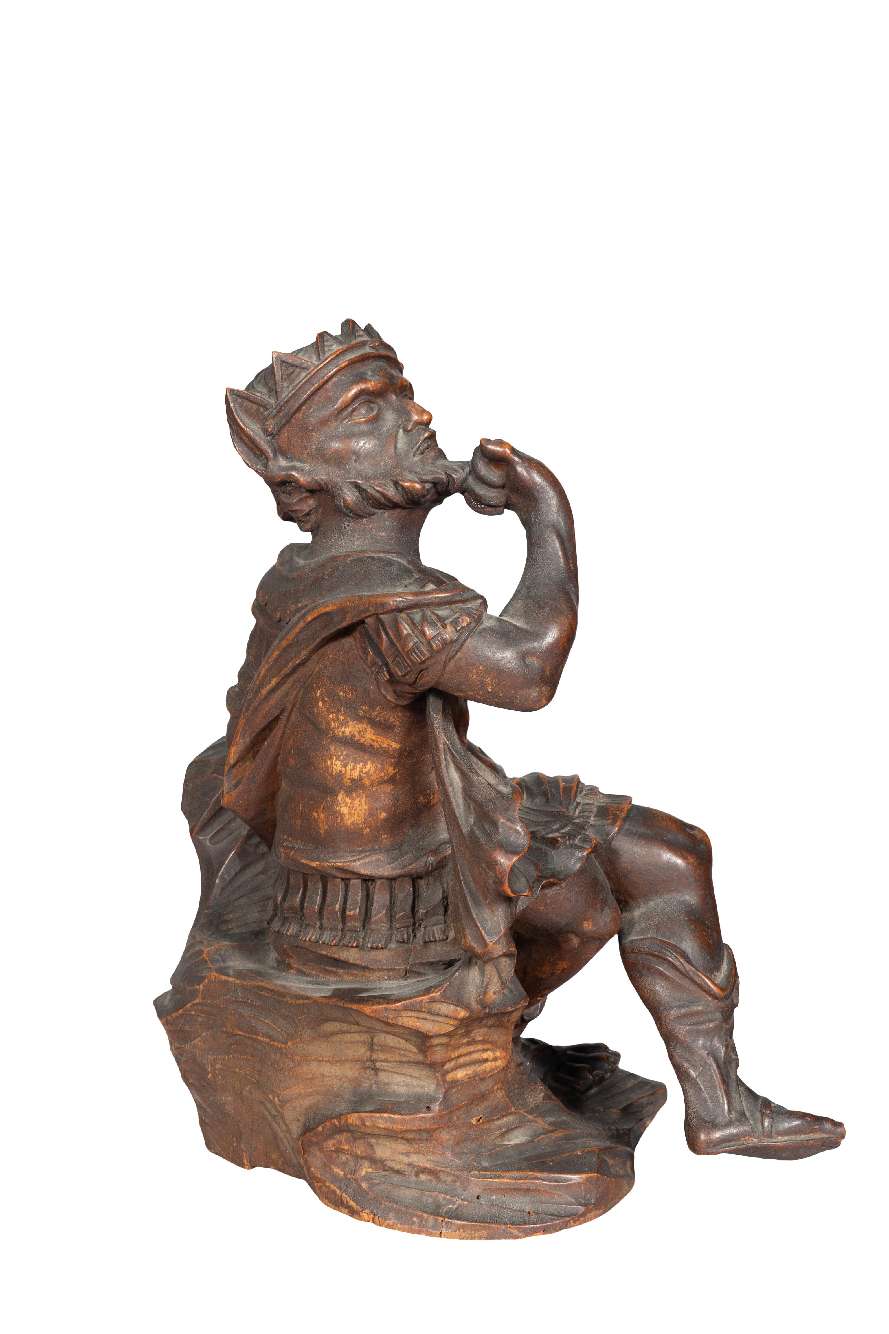Frühe italienische geschnitzte Figur eines sitzenden Königs (Italienisch) im Angebot