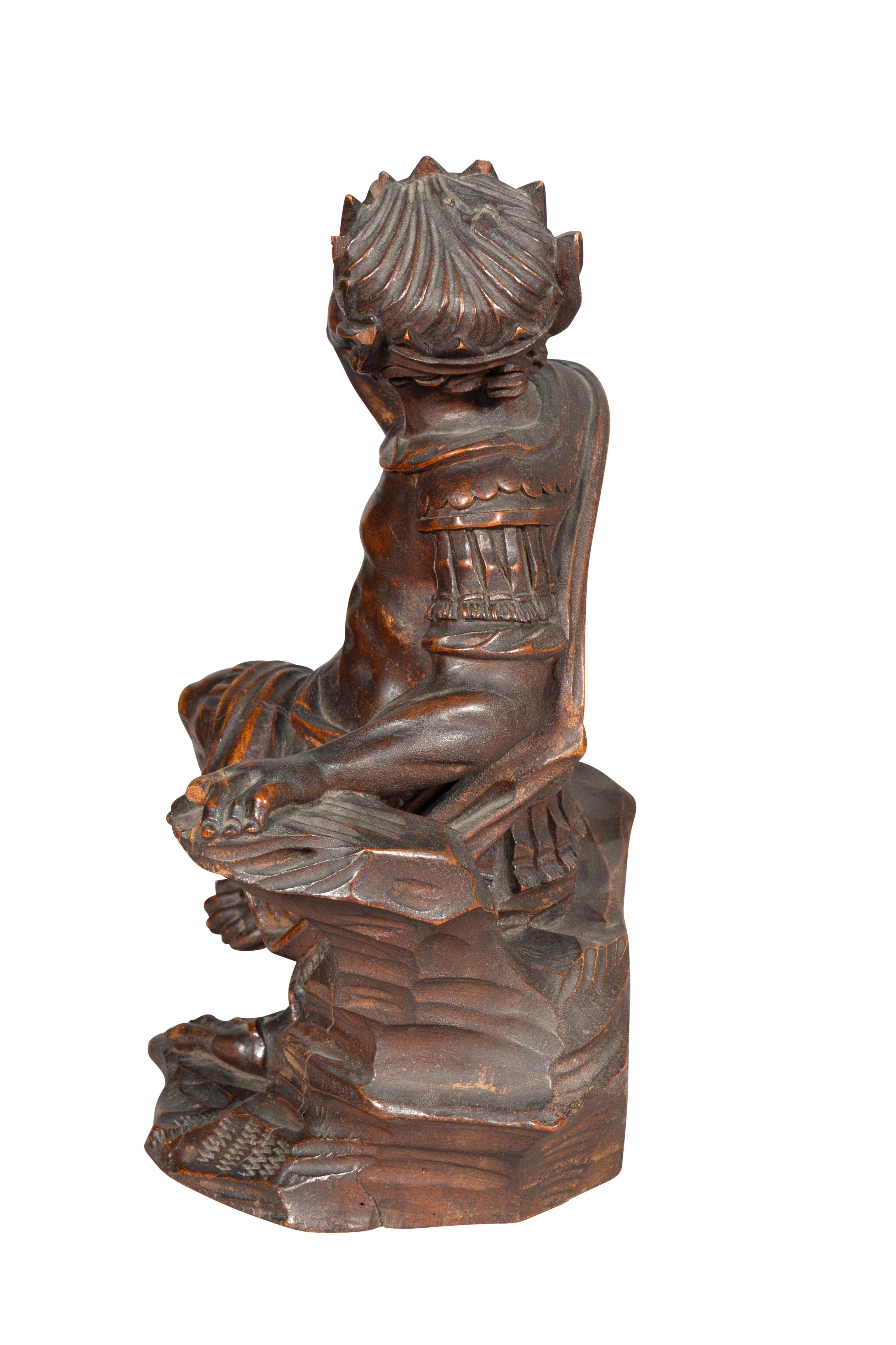 Noyer Figure sculptée italienne ancienne d'un roi assis en vente