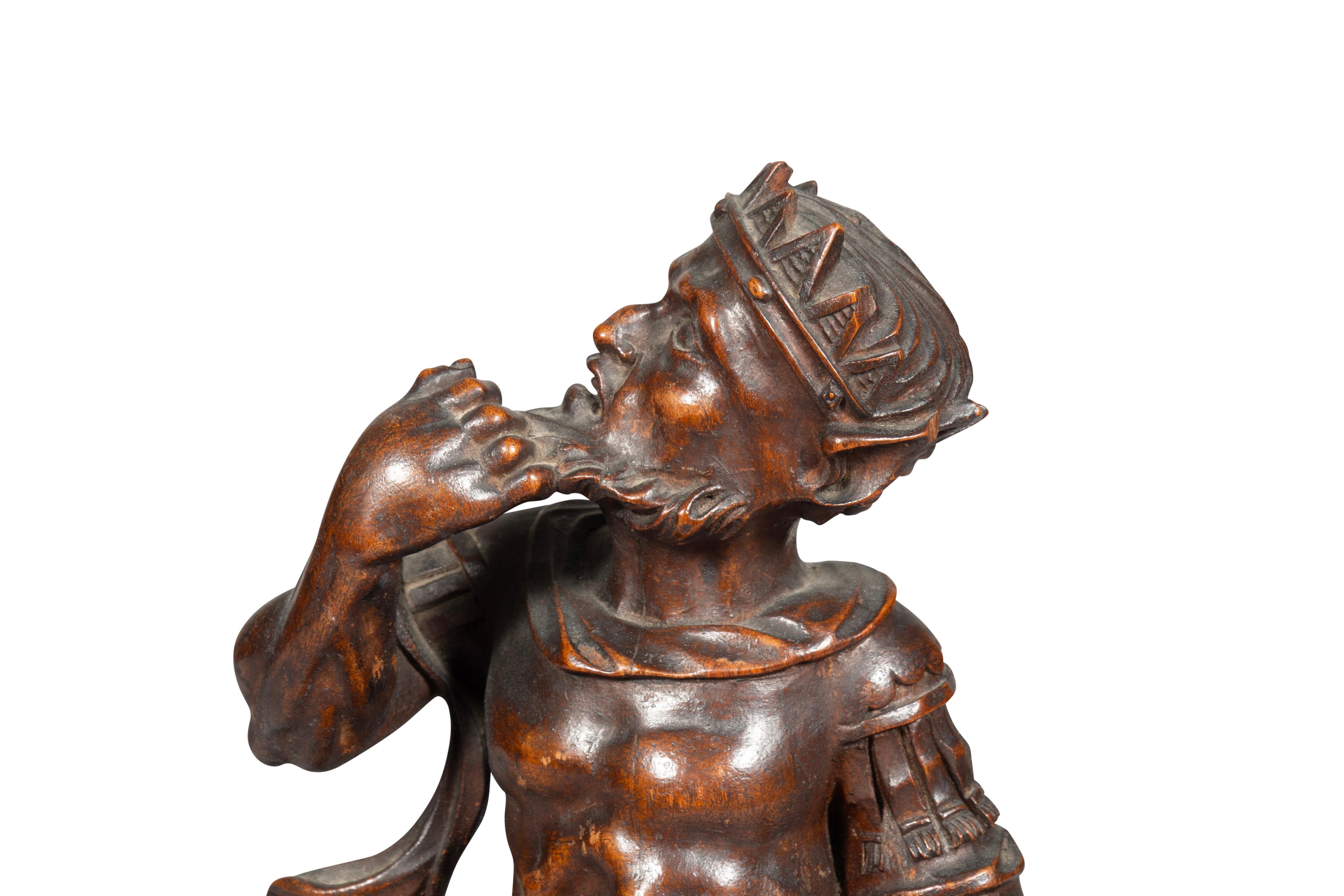 Figure sculptée italienne ancienne d'un roi assis en vente 2