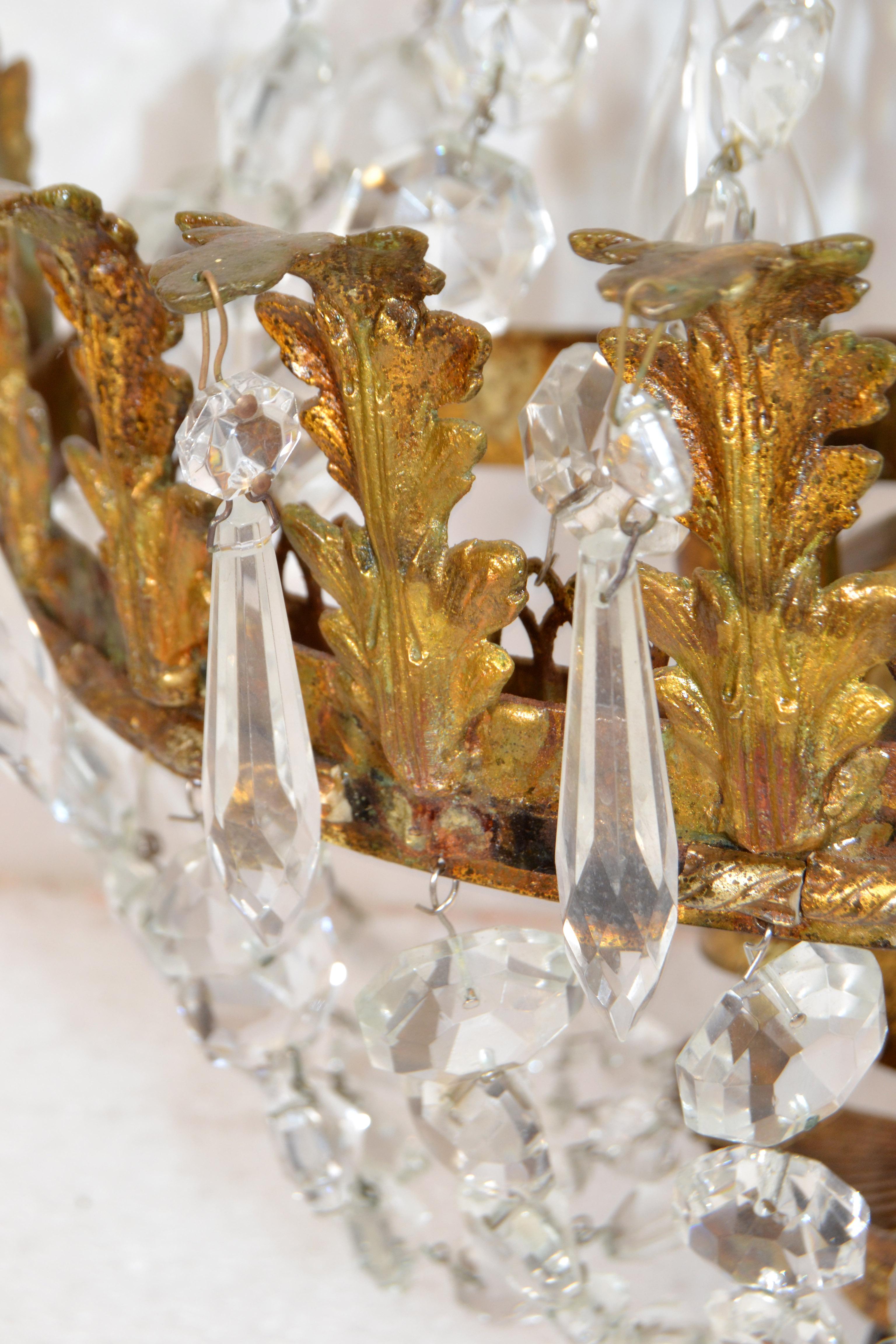 Frühe italienische Empire-Wandleuchter aus vergoldetem Metall, Bronze und Kristall mit 2 Lichtern im Zustand „Gut“ im Angebot in Miami, FL