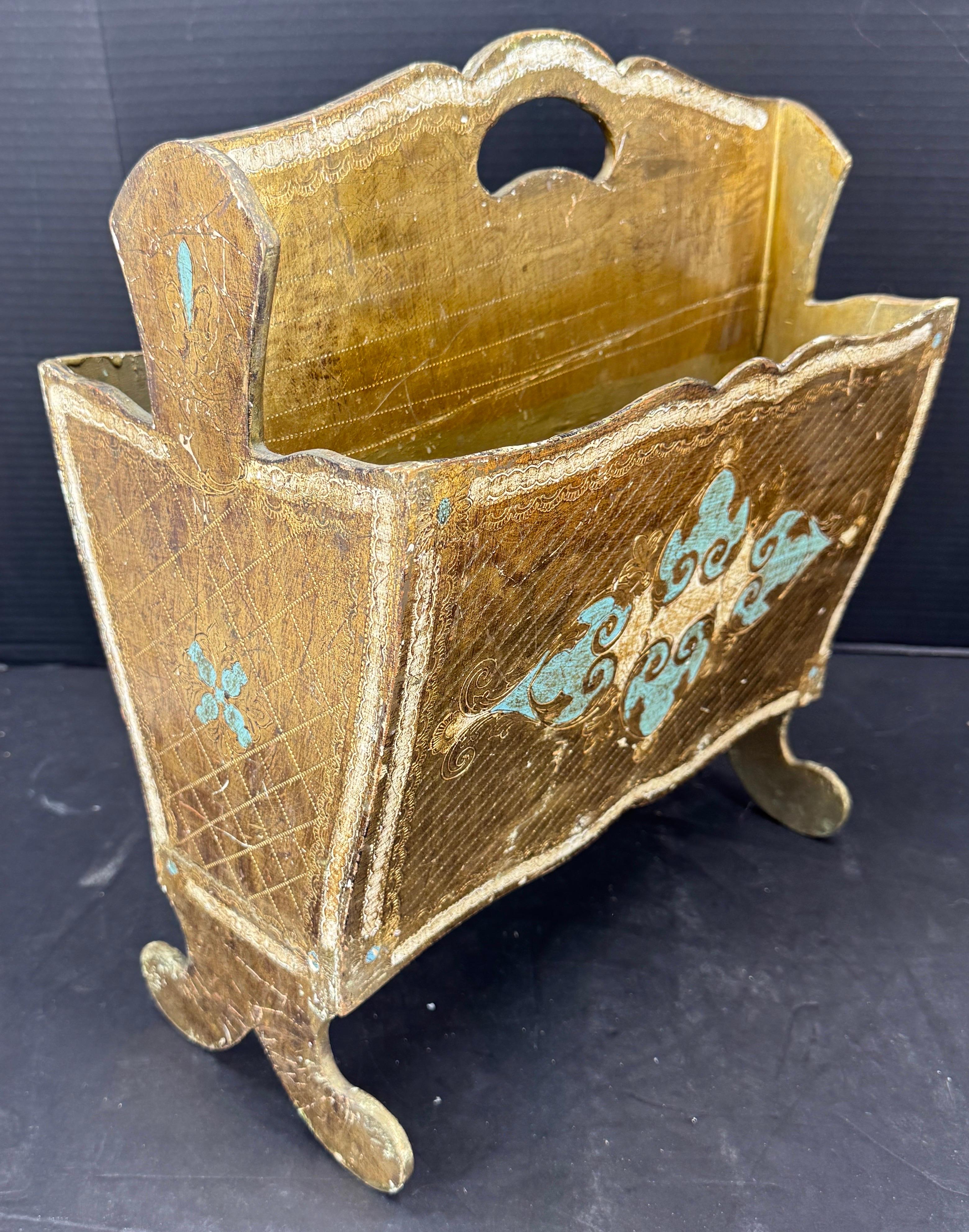 Porte-revues en bois doré Florentine, vers 1950 en vente 2