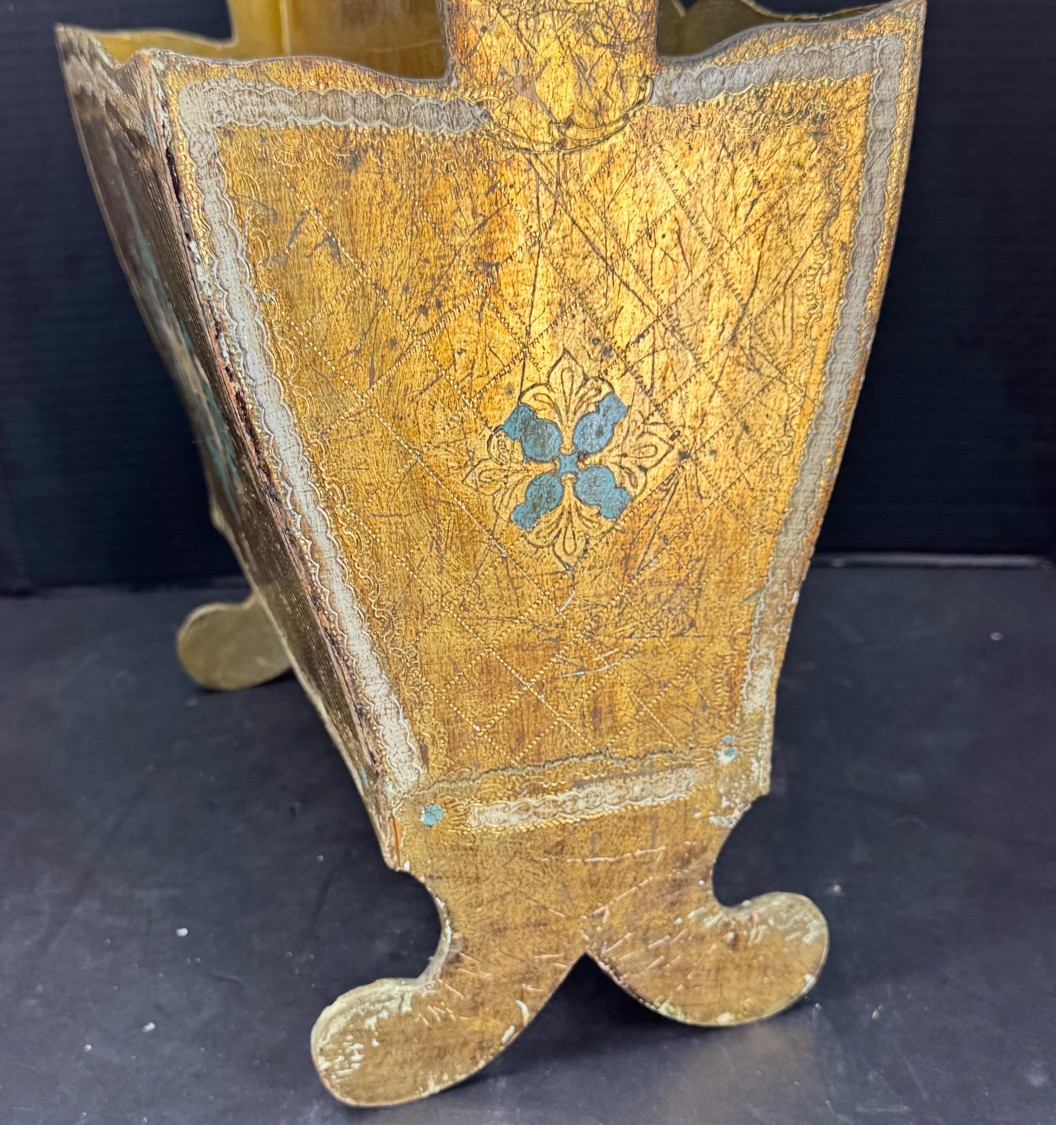 Porte-revues en bois doré Florentine, vers 1950 en vente 3
