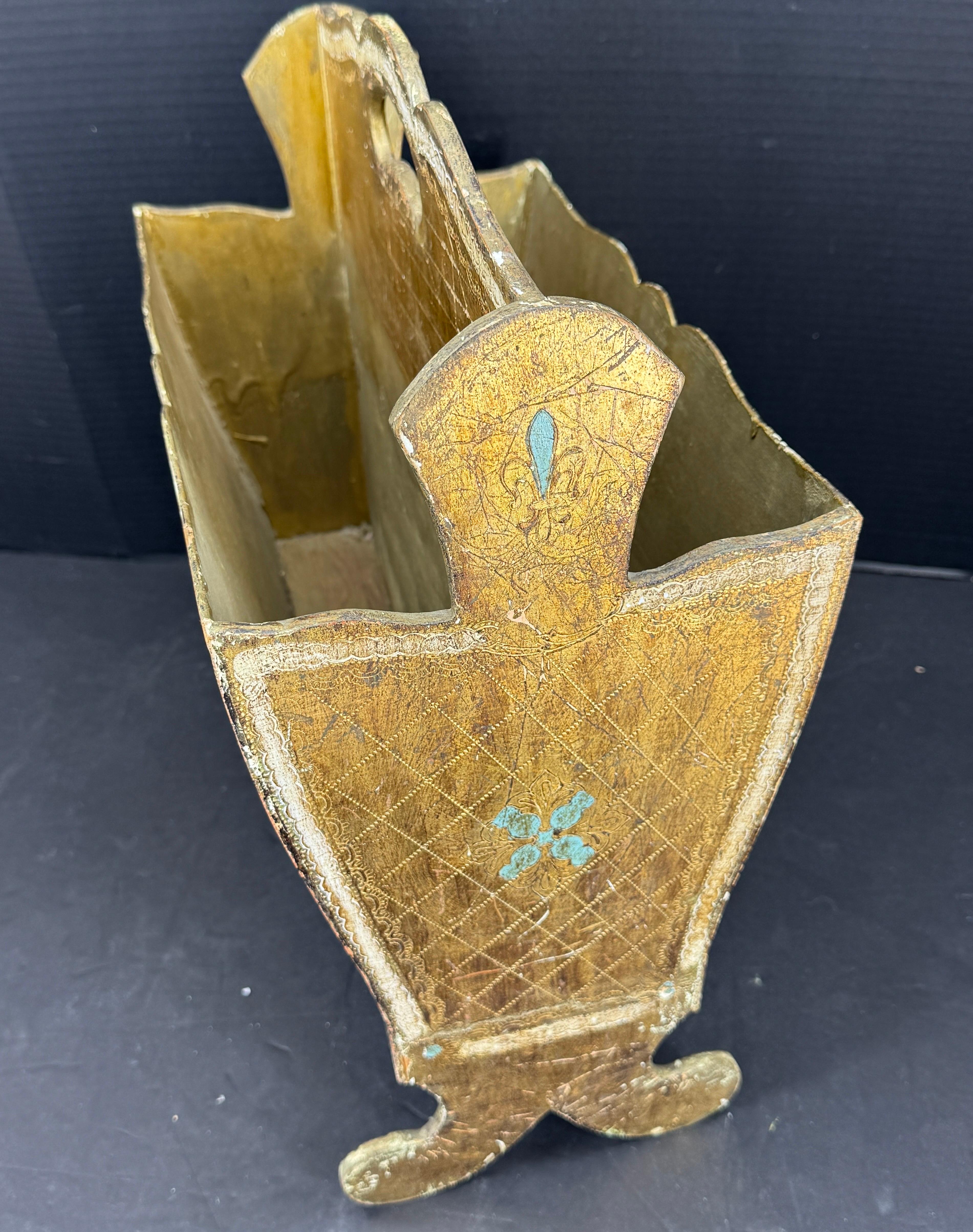 Porte-revues en bois doré Florentine, vers 1950 en vente 6