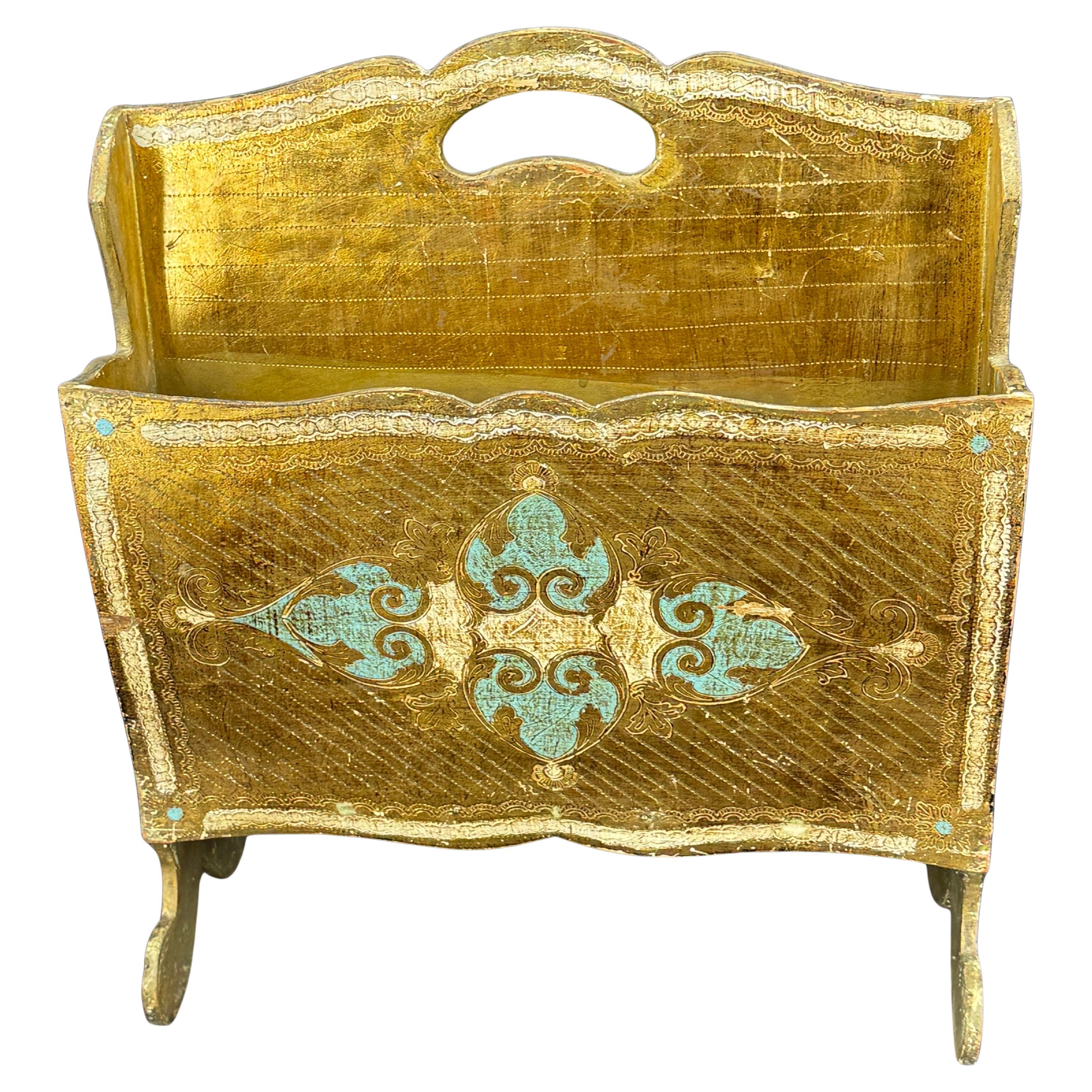 Charmant porte-revues italien vintage des années 1950, ce qui signifie que ce porte-revues est du côté le plus ancien de ces charmantes éditions. Cette pièce du début de la modernité du milieu du siècle serait une merveilleuse addition à n'importe