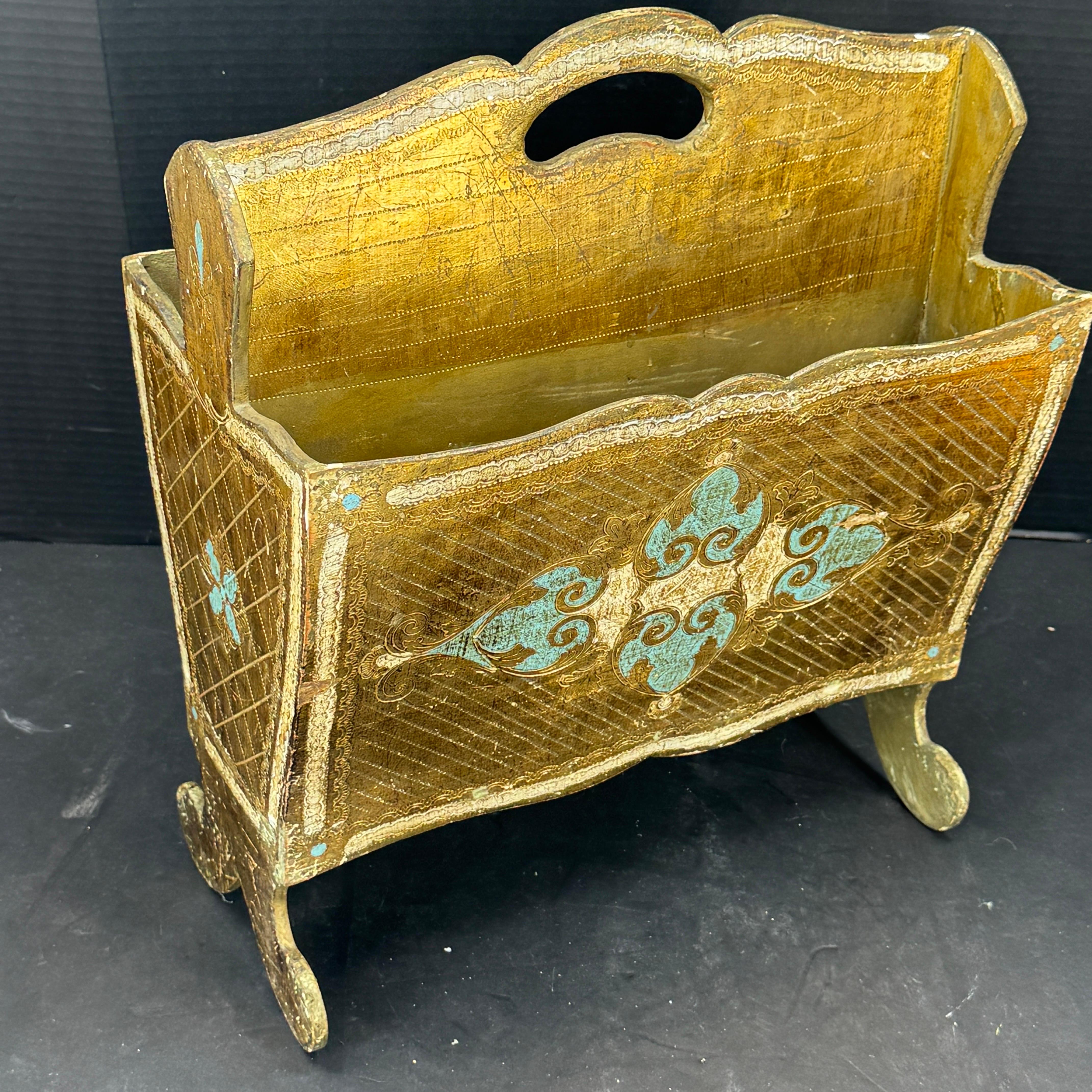 italien Porte-revues en bois doré Florentine, vers 1950 en vente