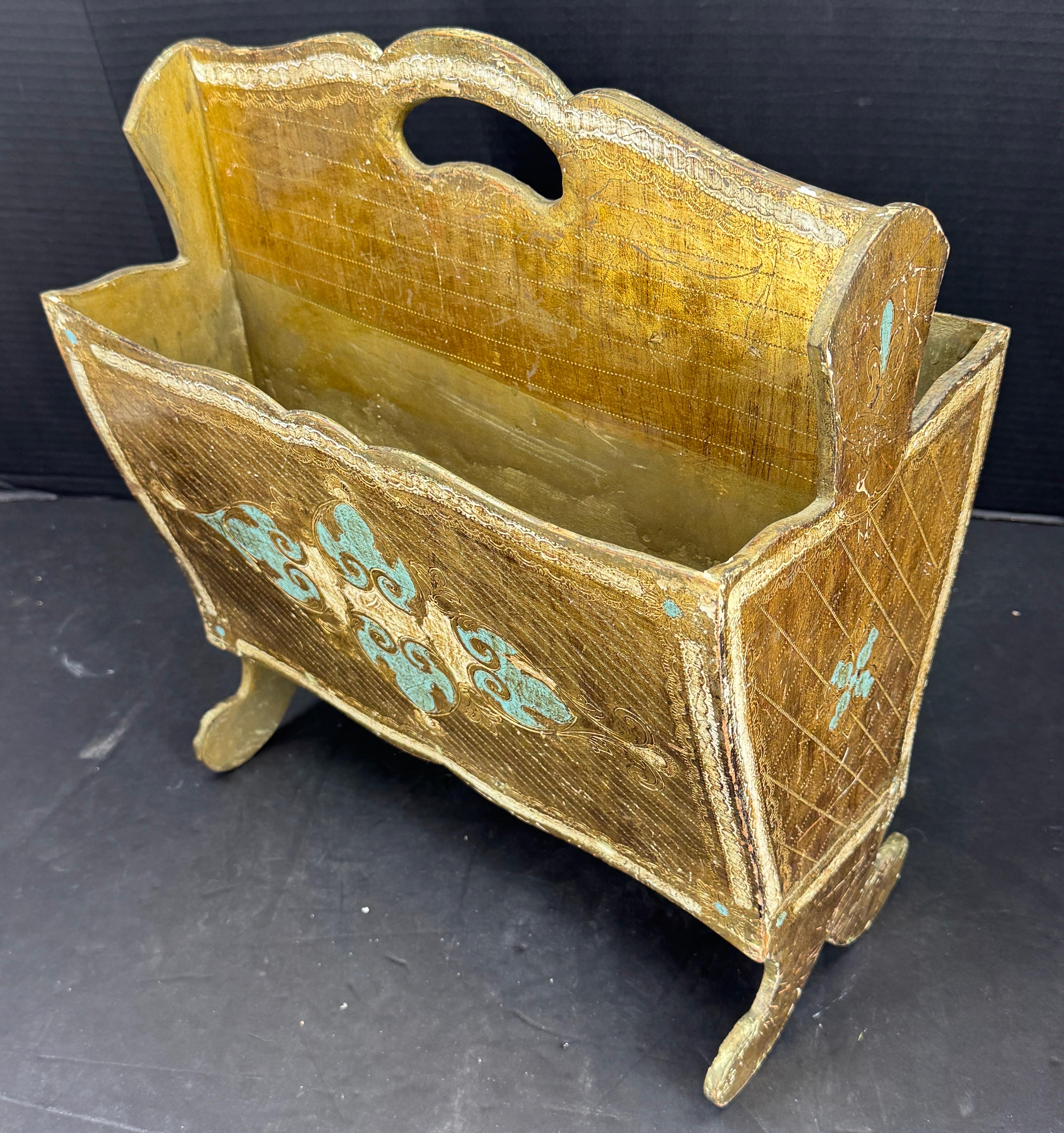 Doré Porte-revues en bois doré Florentine, vers 1950 en vente