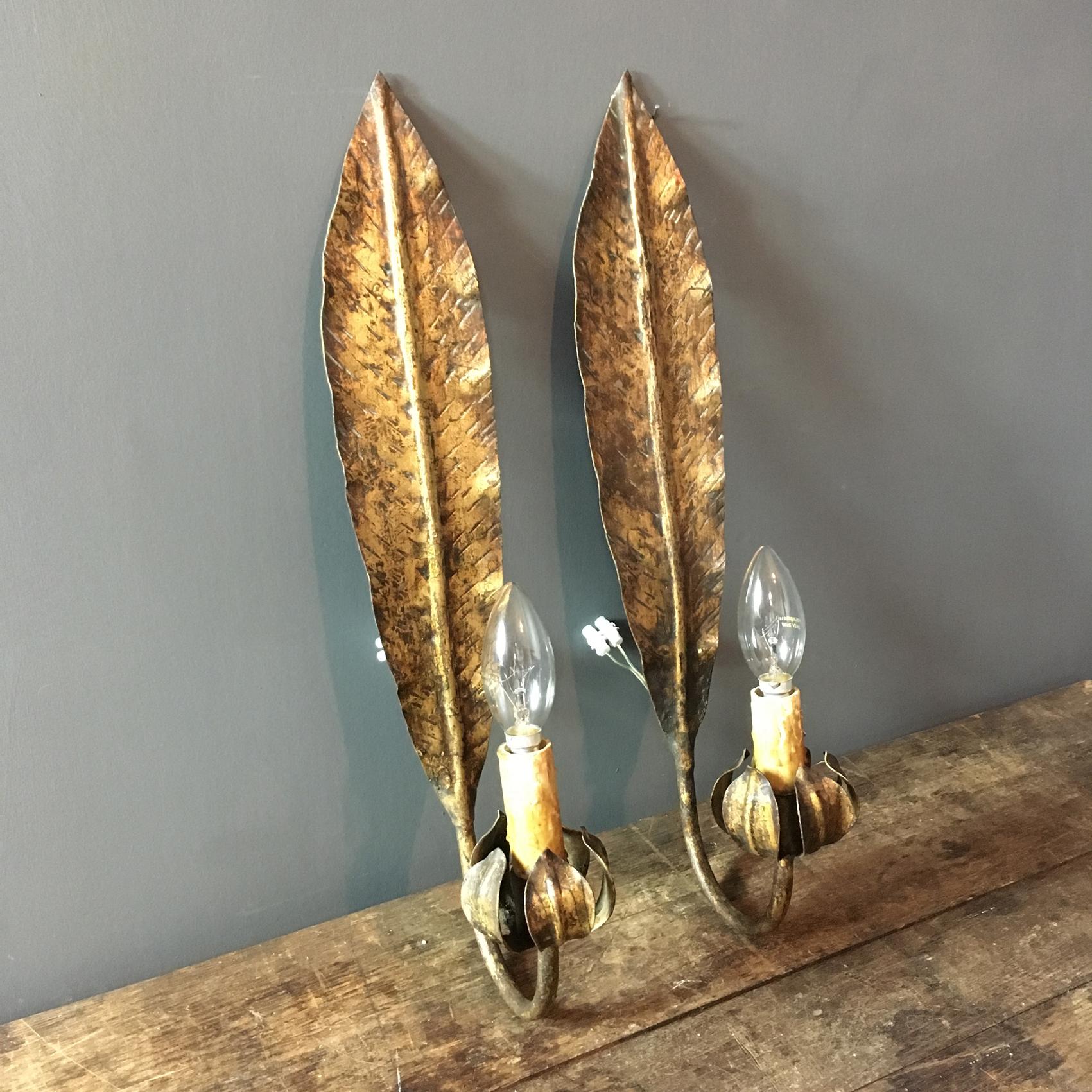Beautiful understated vintage Italian leaf wall lights

Handcrafted leaf shaped design with simple flower bud shaped bulb holder

Gilt metal

Each sconce takes an e14 screw in bulb

The lights have simple hook fixings on the back


The