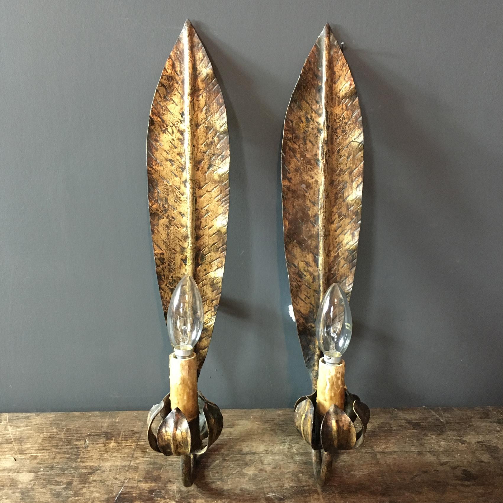 Early Italian Gilt Leaf Wall Lights In Good Condition In Hastings, GB