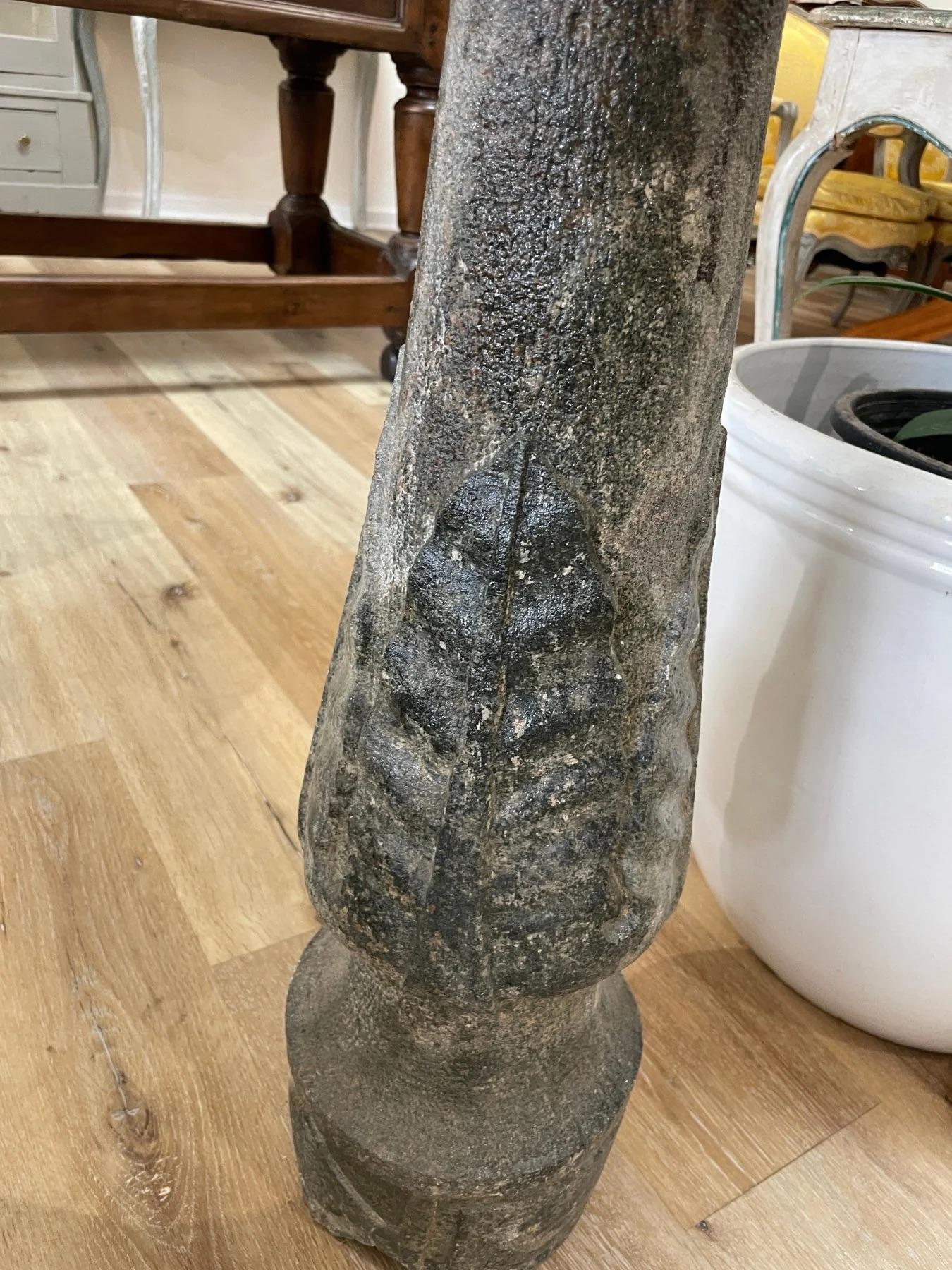 Très ancien bénitier, fontaine ou bain d'oiseaux en marbre italien, 17e siècle, peut-être plus ancien. L'épaisse coupe sculptée est soutenue par une colonne sculptée de feuilles, dont la base est ornée d'autres détails sculptés.  34,75