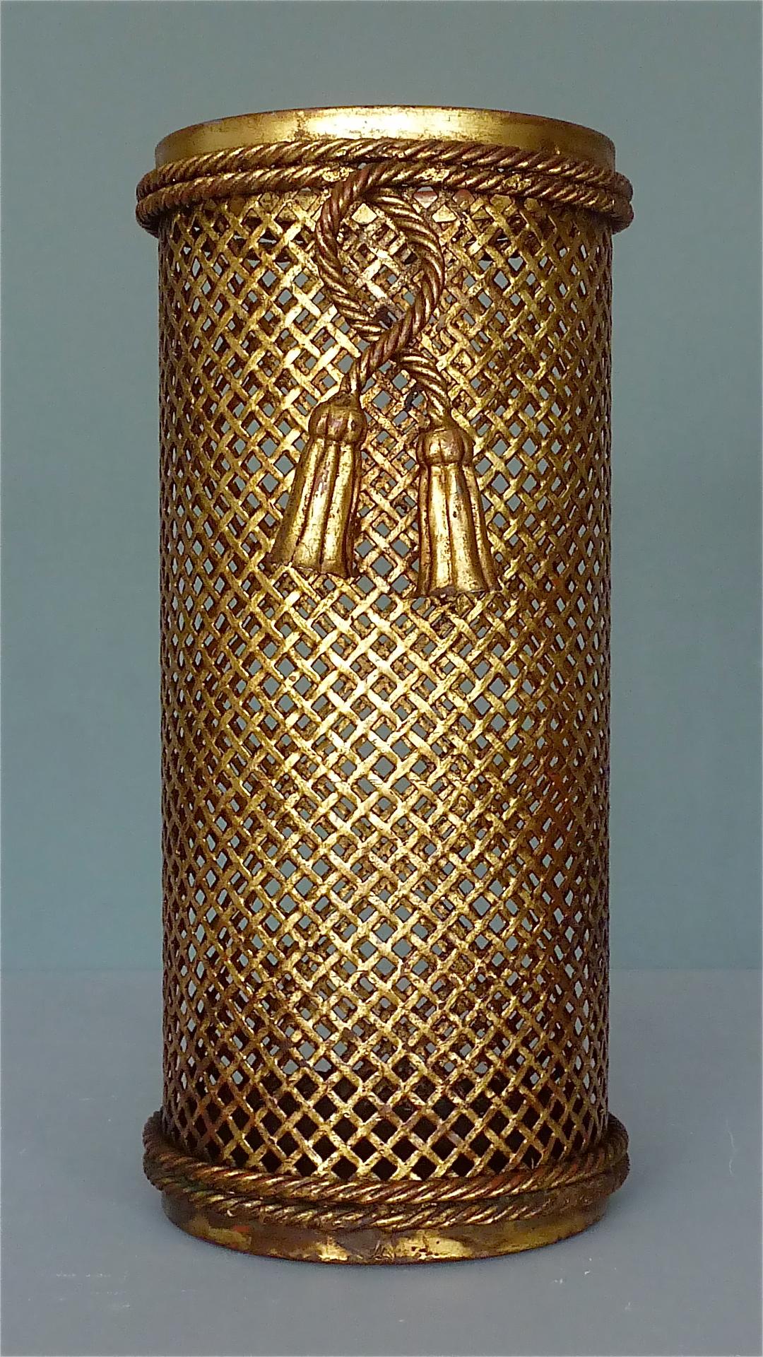 Früher authentischer und fabelhafter Schirmständer aus der Mitte des Jahrhunderts, entworfen von Hans Kögl im Stil des Hollywood Regency, hergestellt in Italien um 1940-1950. Sie besteht aus gewebtem, vergoldetem Metall auf rotem Grund mit gebogenem