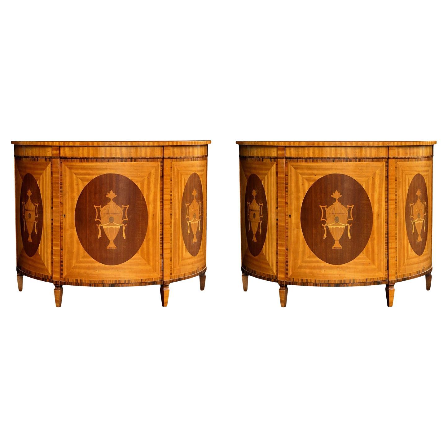 Pareja de armarios demiluna de madera de satén y caoba de estilo neoclásico italiano temprano