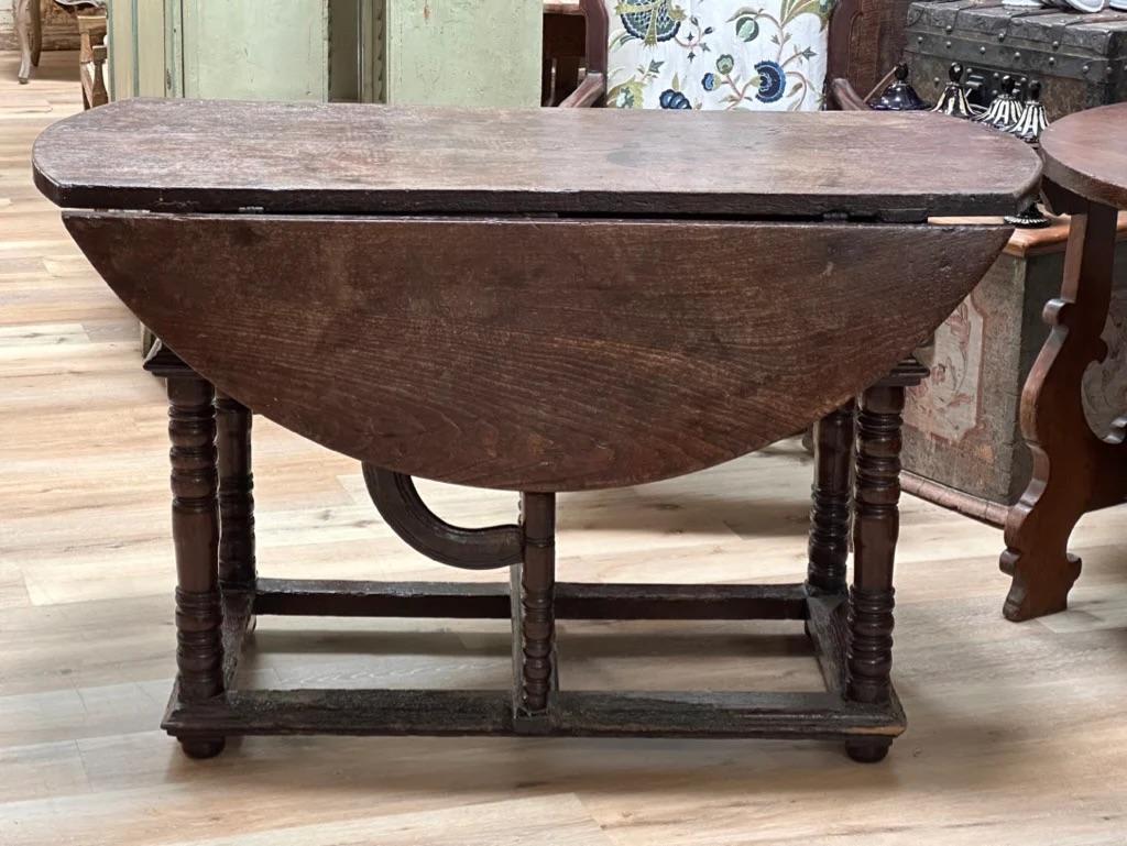 18th Century and Earlier Early Italian Walnut drop leaf table, 18th Century For Sale
