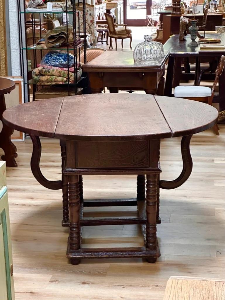Early Italian Walnut drop leaf table, 18th Century For Sale 2