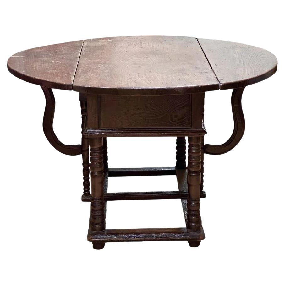 Early Italian Walnut drop leaf table, 18th Century For Sale
